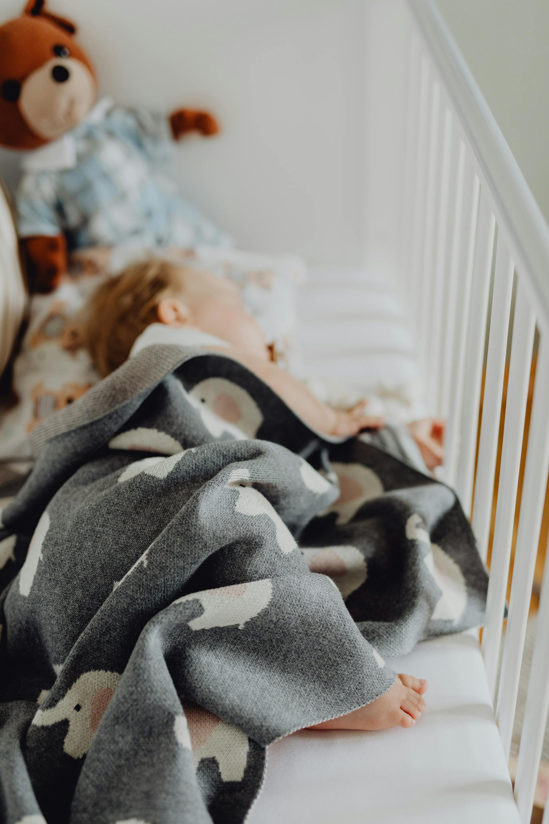 Un bébé qui dort dans son berceau | Source : Pexels