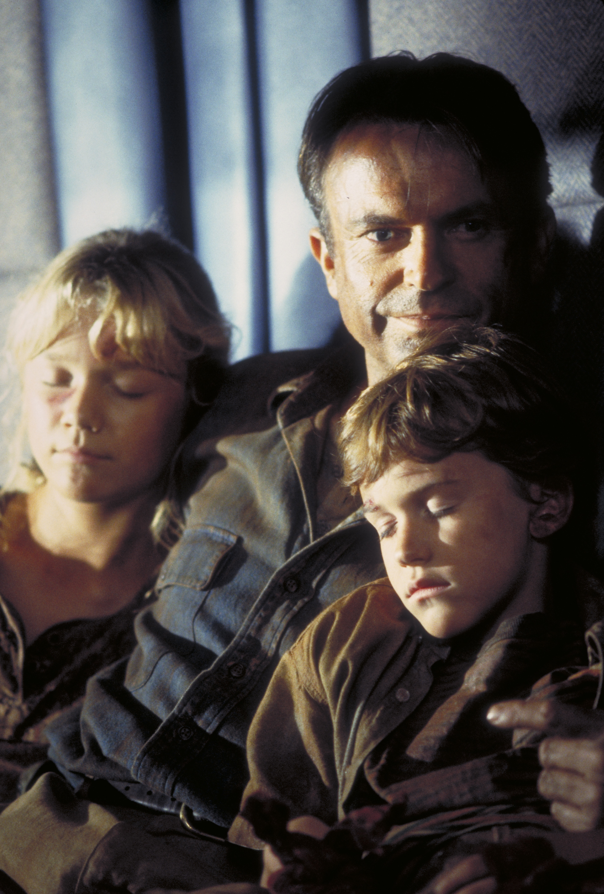 Ariana Richards, Sam Neill et Joseph Mazzello photographiés sur le tournage de « Jurassic Park », 1993 | Source : Getty Images