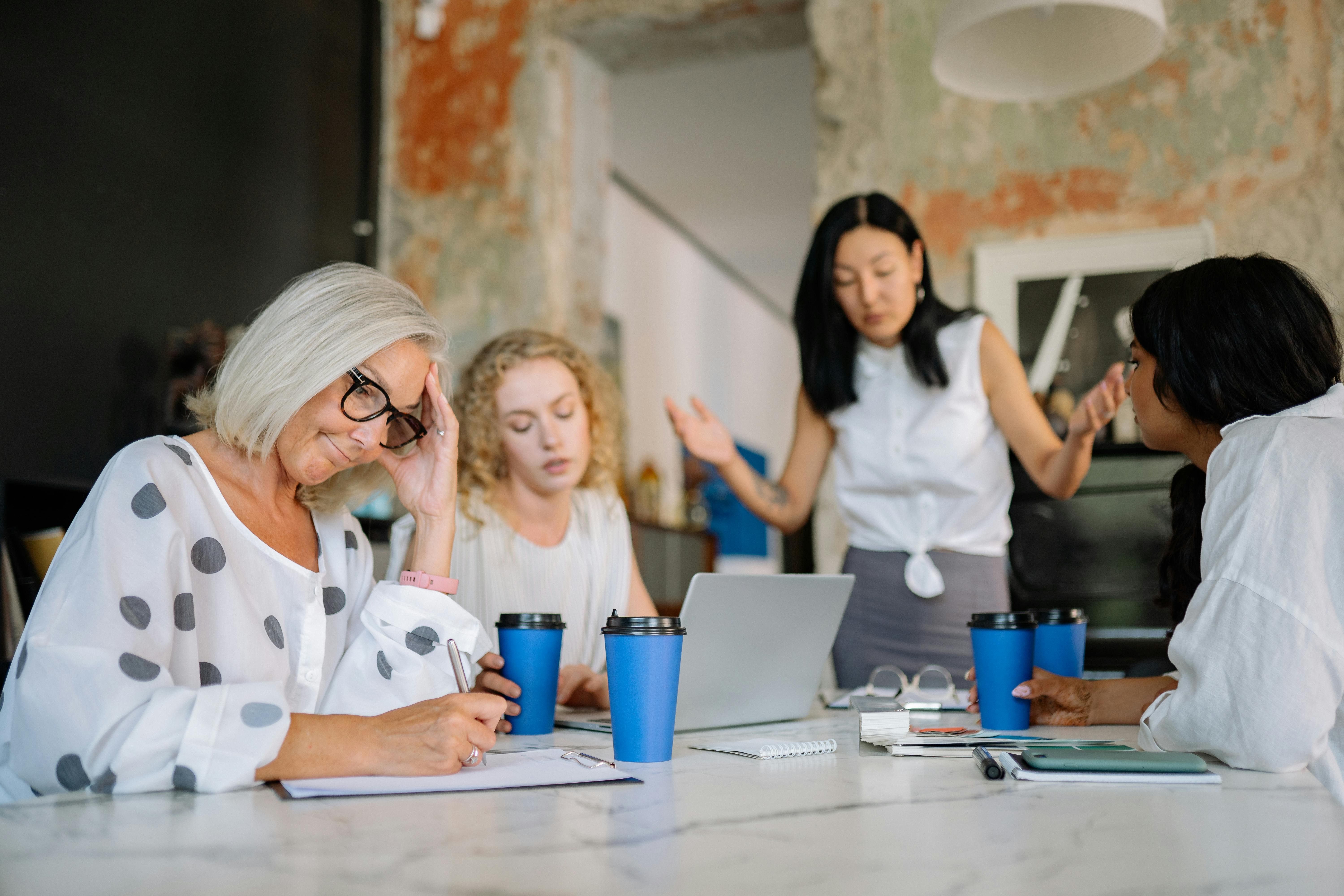 Un groupe réuni autour d'une table | Source : Pexels