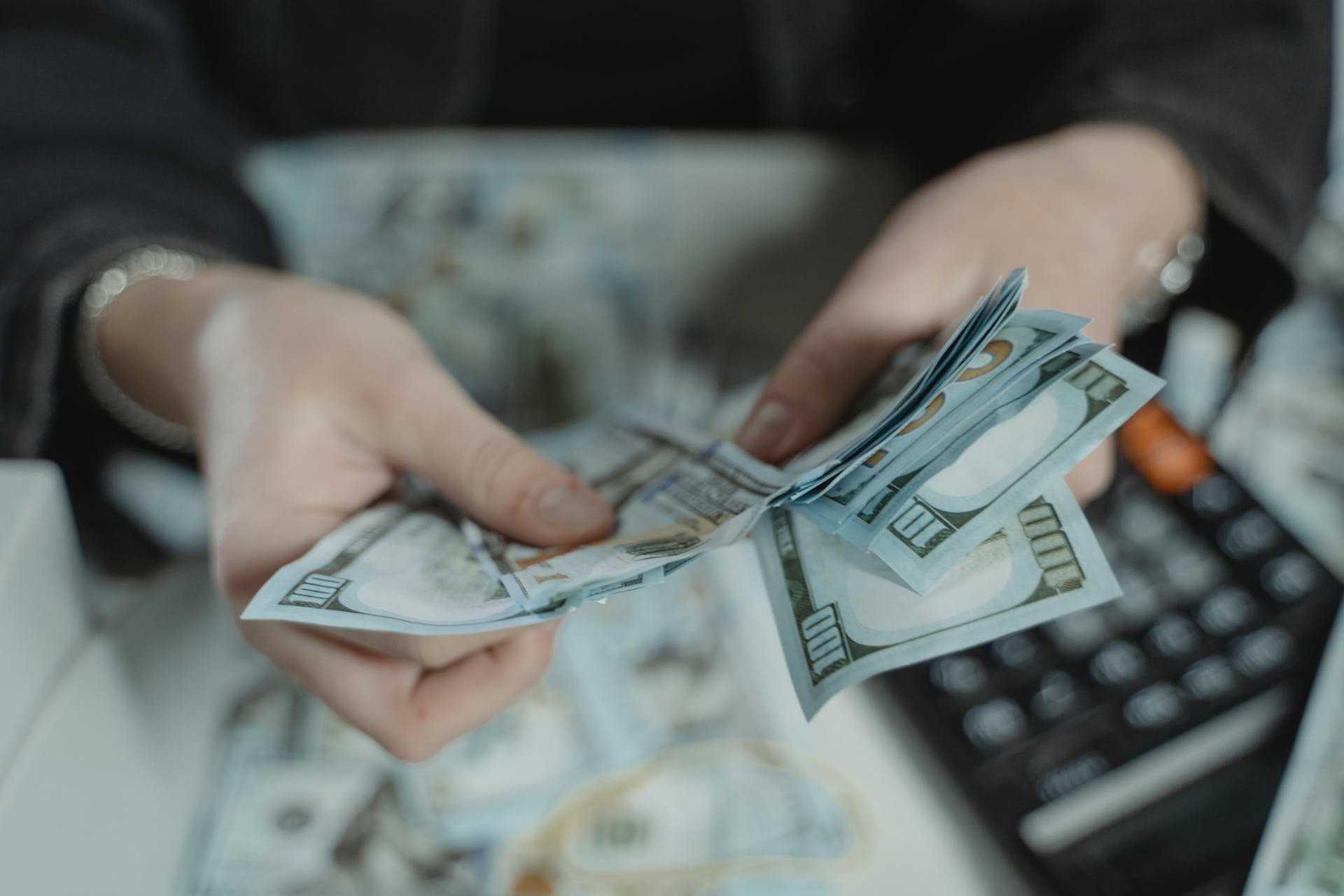 Una persona contando dinero | Fuente: Pexels