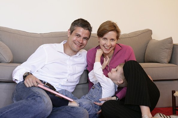 Laurent Wauquiez à la maison, avec sa femme Charlotte et son fils Baptiste. | Photo : Getty Images