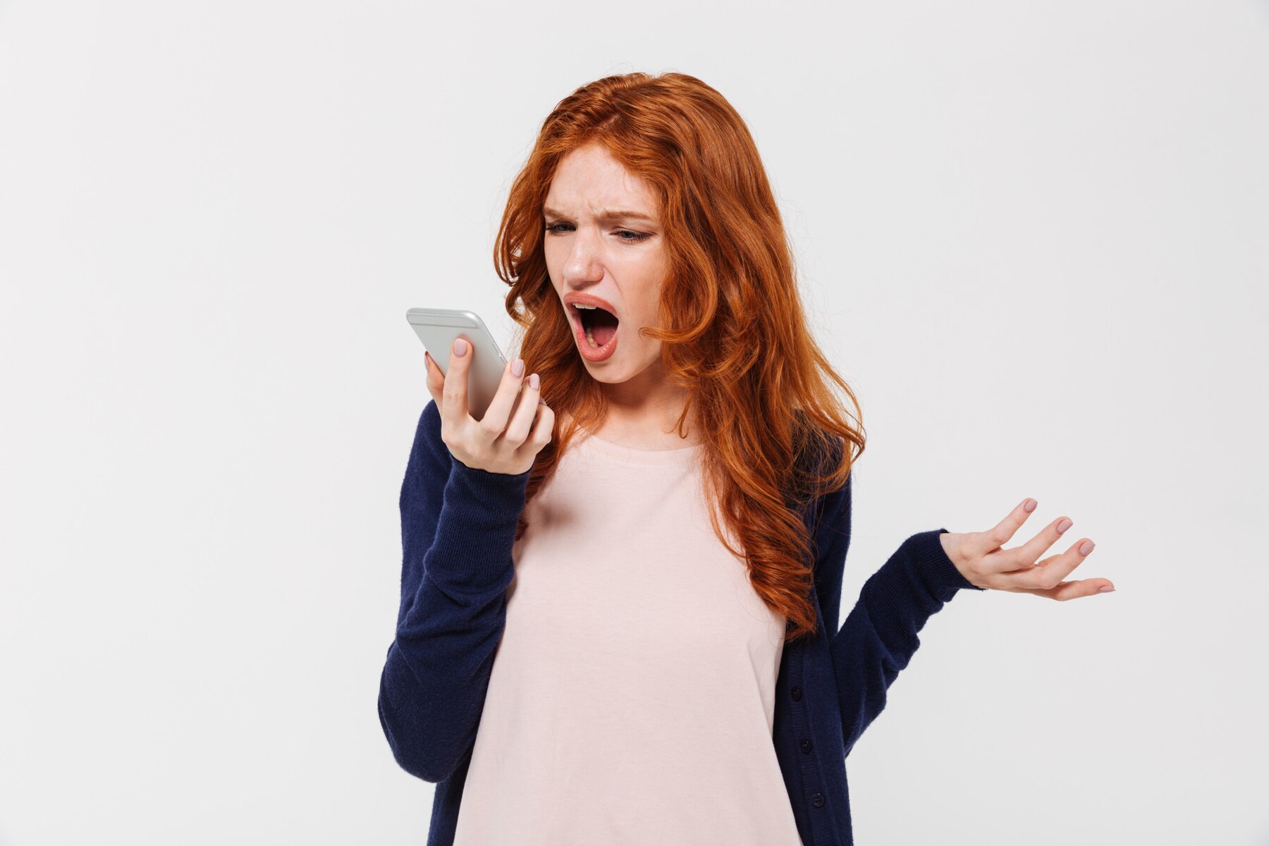 Une femme en colère sur son téléphone | Source : Freepik