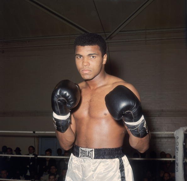 Muhammad Ali en formation au Royal Artillery Gymnasium de Londres pour son prochain combat avec le champion britannique Henry Cooper. | Photo : Getty Images