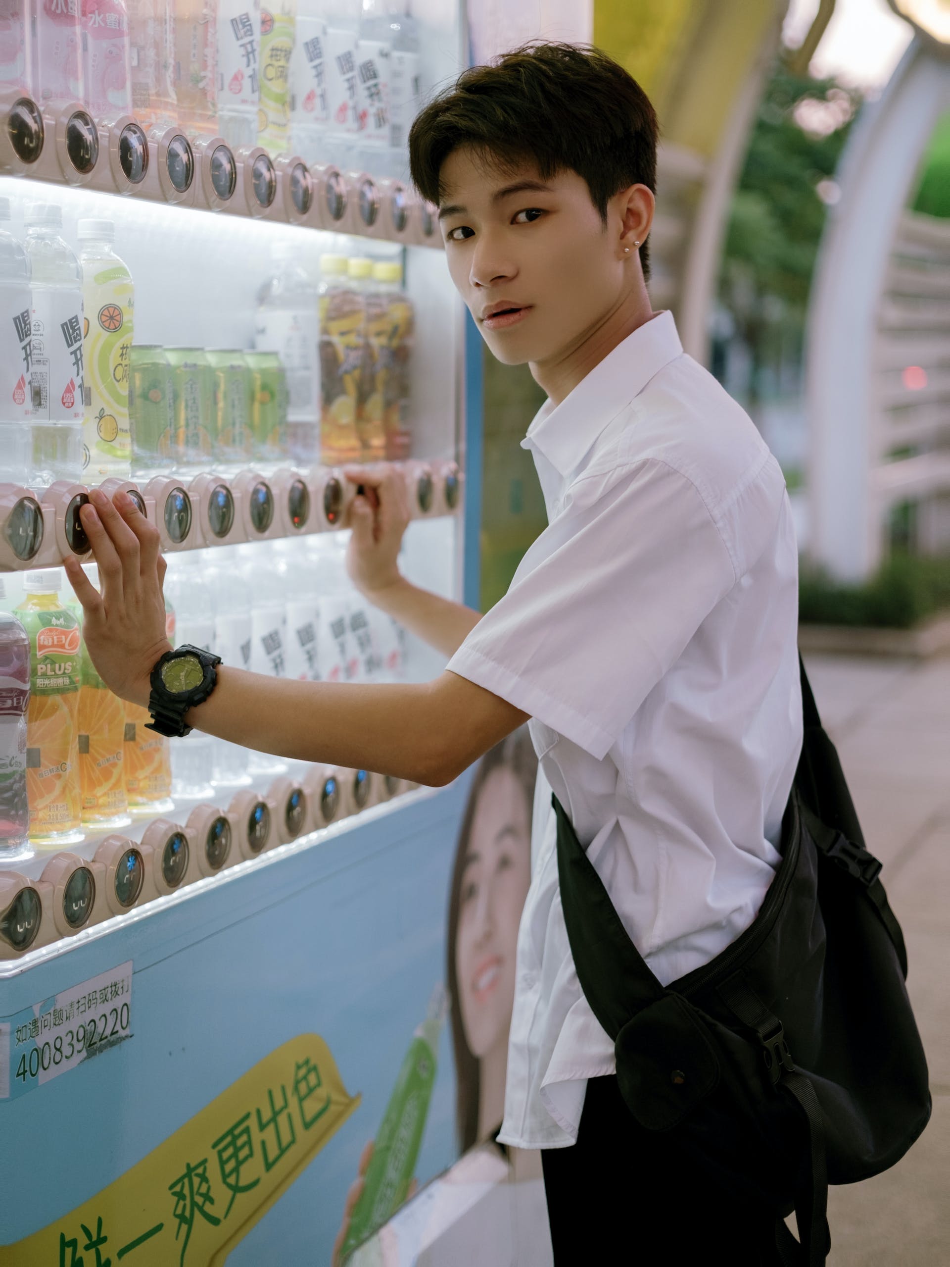 Un garçon à côté d'un distributeur automatique | Source : Pexels