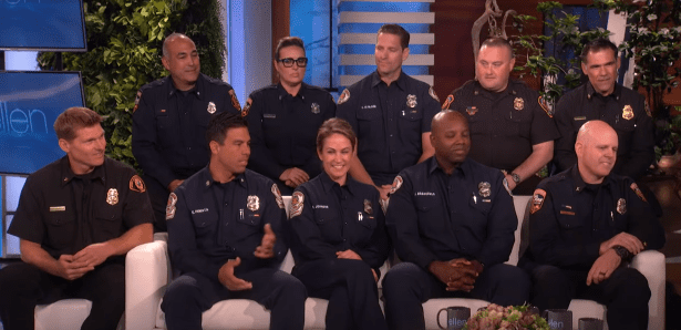 Dix des pompiers californiens se joignent à Ellen DeGeneres lors de son émission-débat le 6 novembre 2019. | Source: YouTube / TheEllenShow.