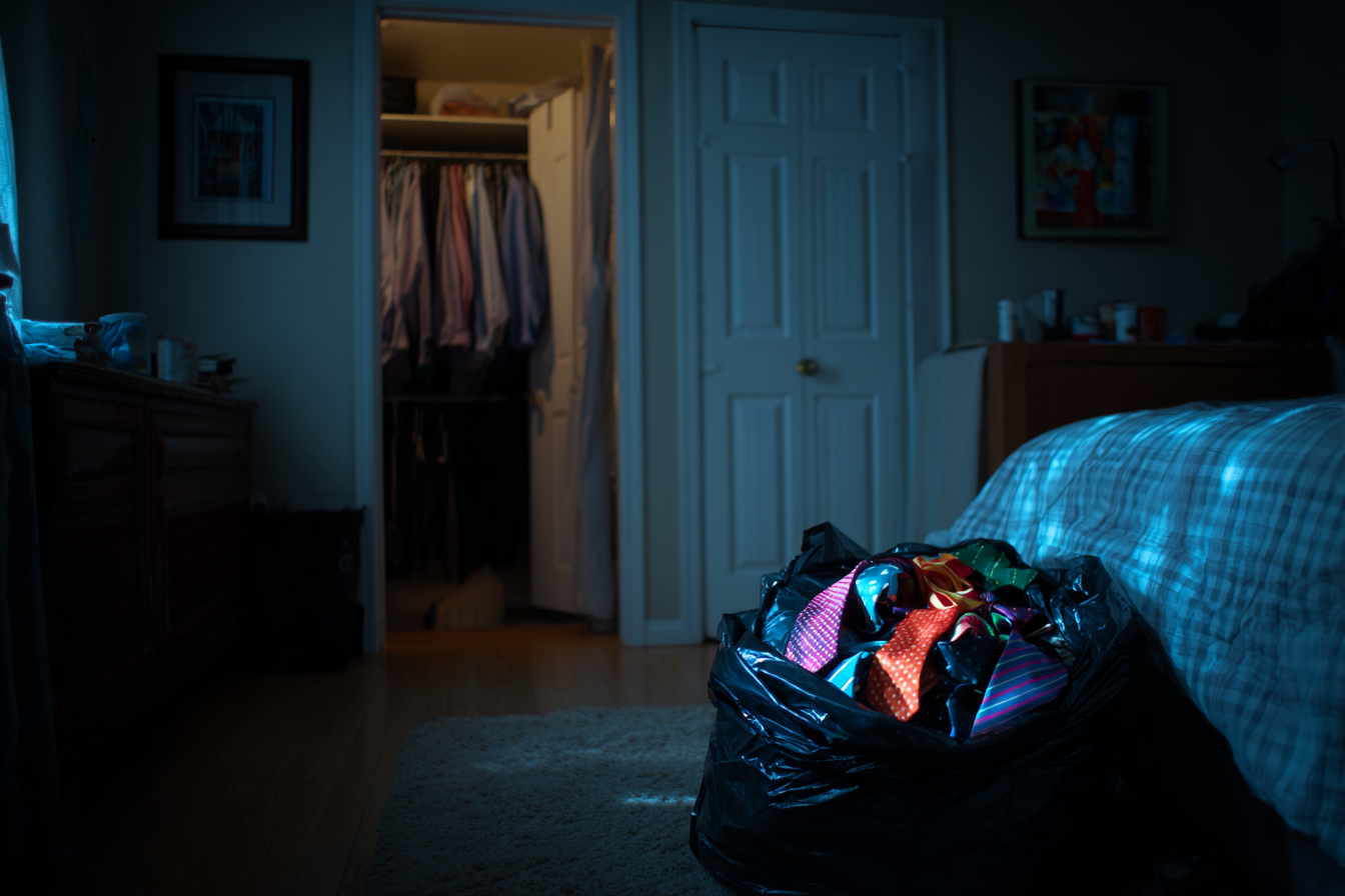 Un sac poubelle rempli de cravates | Source : Midjourney