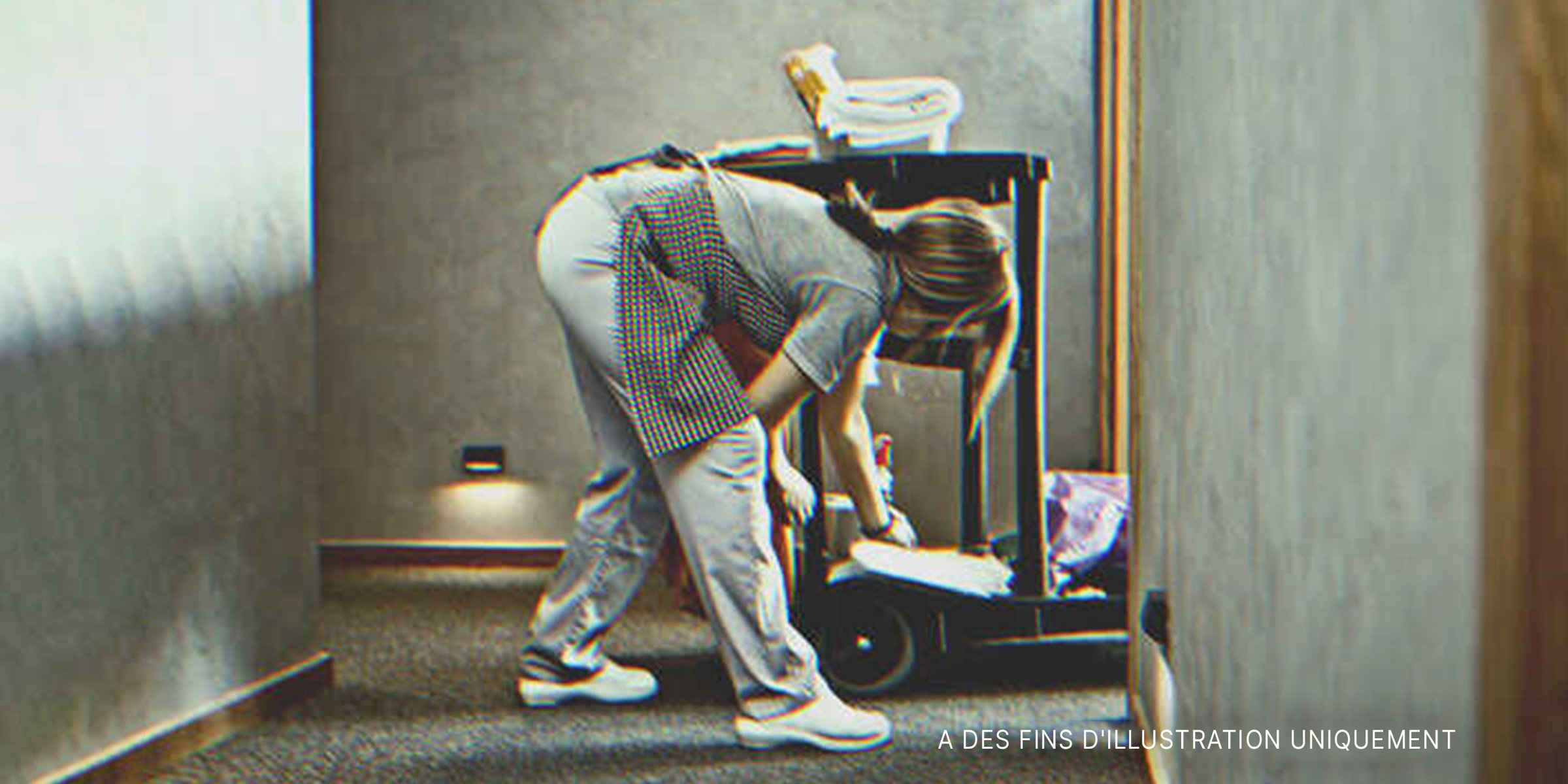 Une femme de chambre d'hôtel rangeant son chariot de nettoyage. | Source : Getty Images