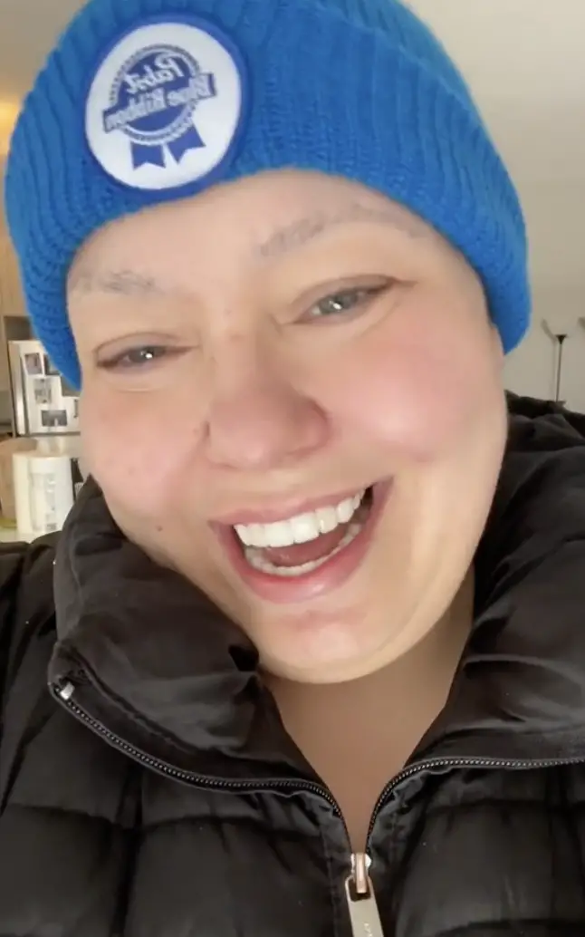 La femme sans maquillage mais avec des facettes. | Source : Tiktok.com/lashesandlosing