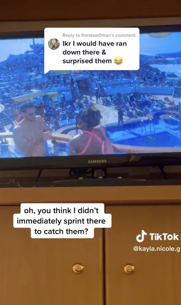 La retransmission en direct du bateau de croisière montre le petit ami de Kayla Gardner partageant son numéro avec une femme inconnue sur le pont. | Source : tiktok.com/@kayla.nicole.g