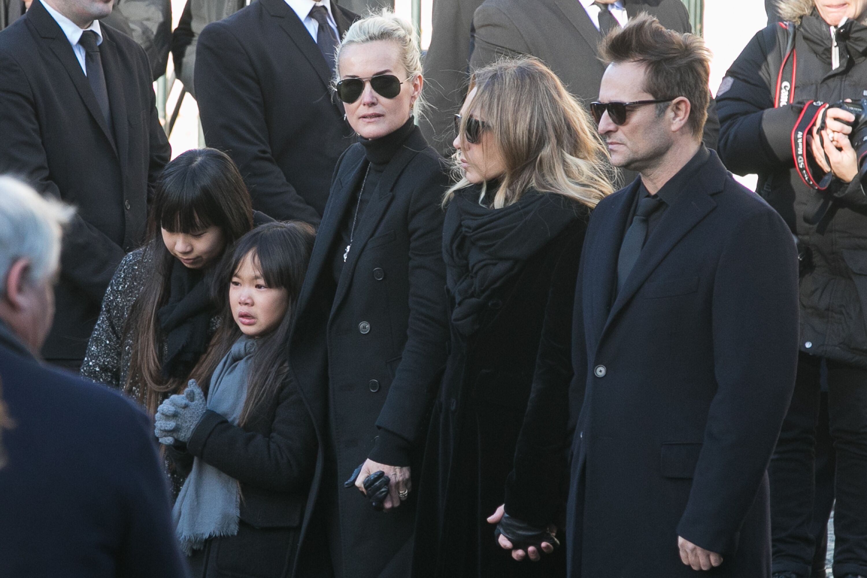 Jade, Joy, Laeticia Hallyday, Laura Smet et David Hallyday sont vus lors des funérailles de Johnny Hallyday à l'église De La Madeleine à Paris, France. | Photo : Getty Images
