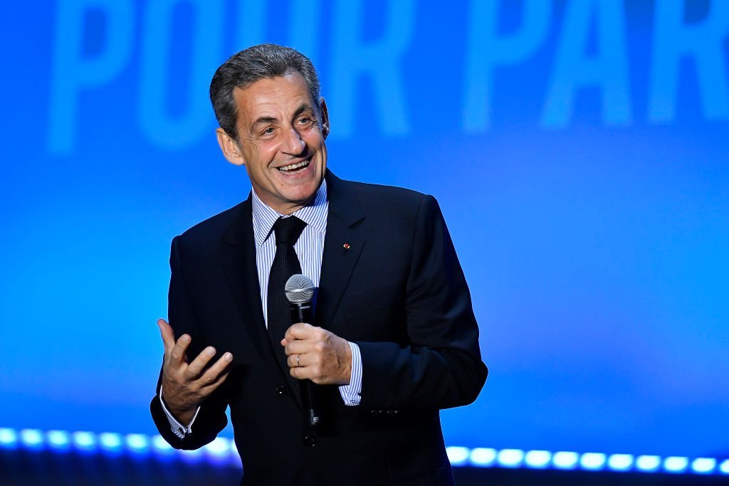 Nicolas Sarkozy tient un micro à la main | Photo : Getty Images