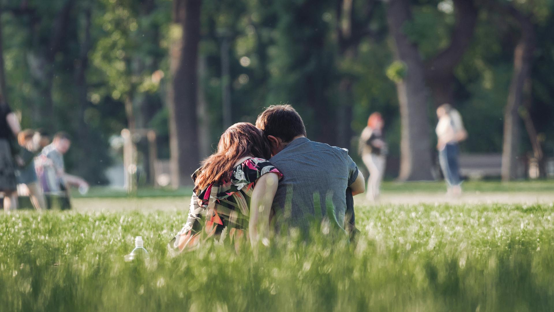 Un couple assis ensemble | Source : Pexels