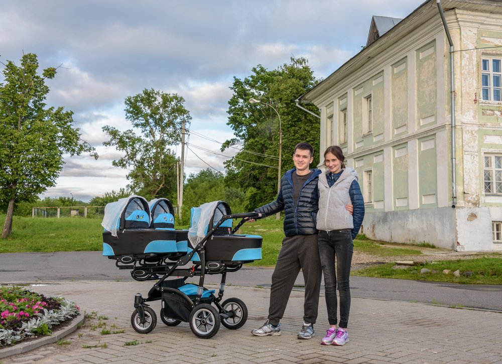 Un couple en promenade avec leurs triplés. Photo : Shutterstock