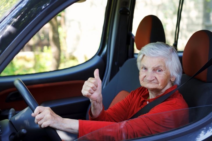 Une dame âgée au volant. | Photo : Pixabay