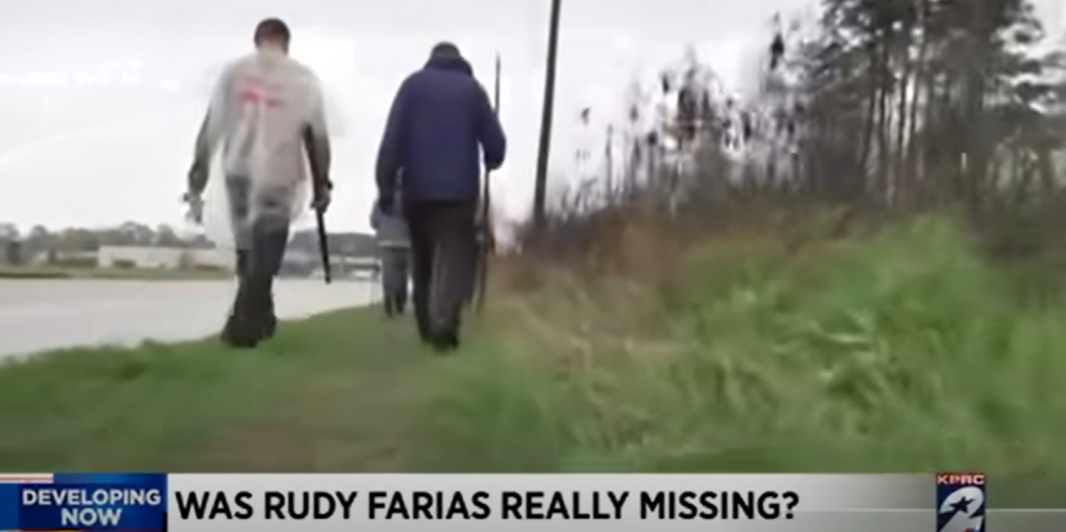 Une équipe de recherche à la recherche de Rudolph "Rudy" Farias IV après sa disparition le 6 mars 2015 à Houston | Source : YouTube/KPRC 2 Click2Houston