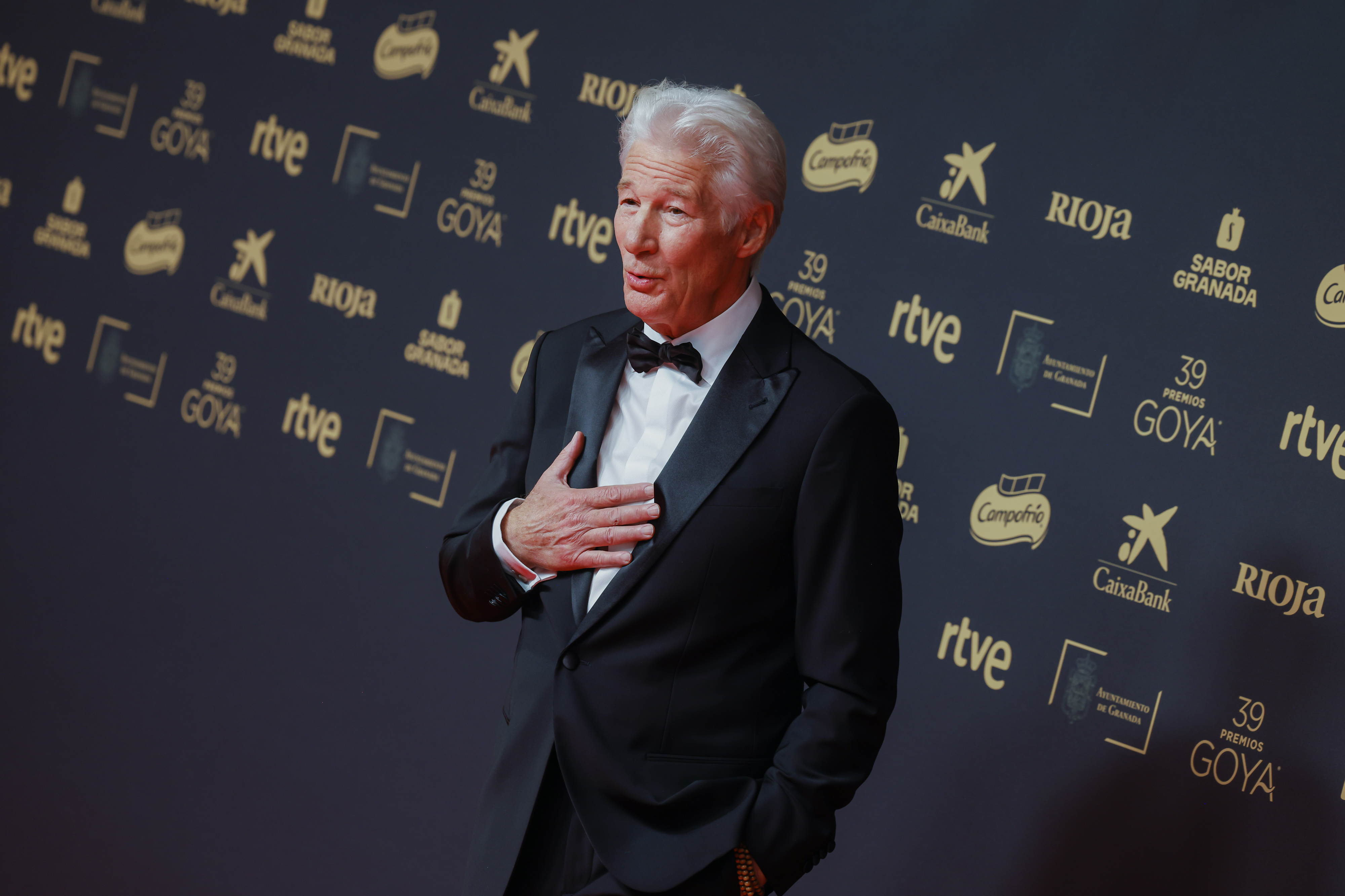 Richard Gere est vu lors de la remise des prix du cinéma Goya 2025 au centre de conférences et d'expositions de Grenade, le 8 février 2025, à Grenade, en Espagne | Source : Getty Images