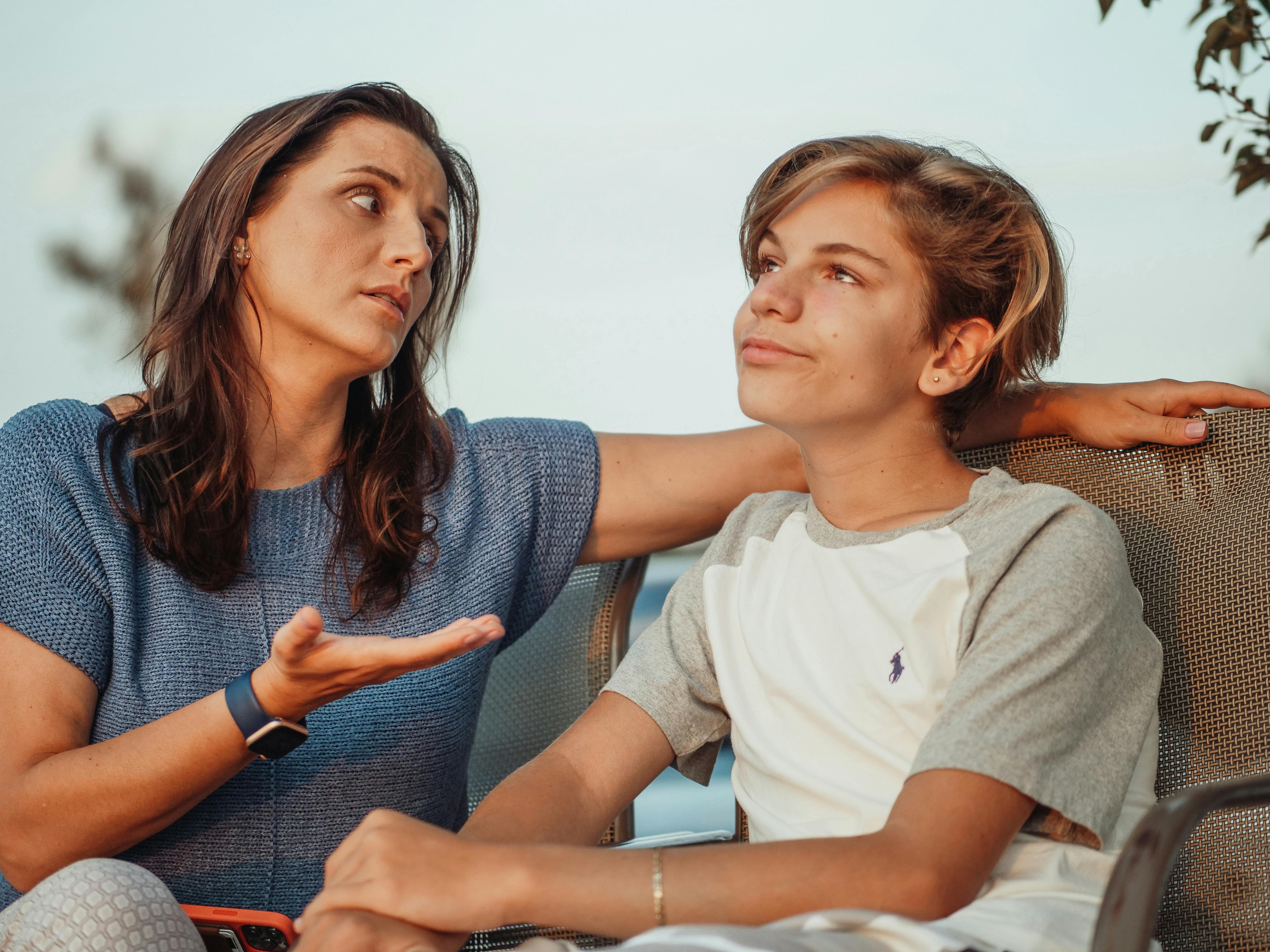 Une mère encourageant son fils adolescent | Source : Pexels