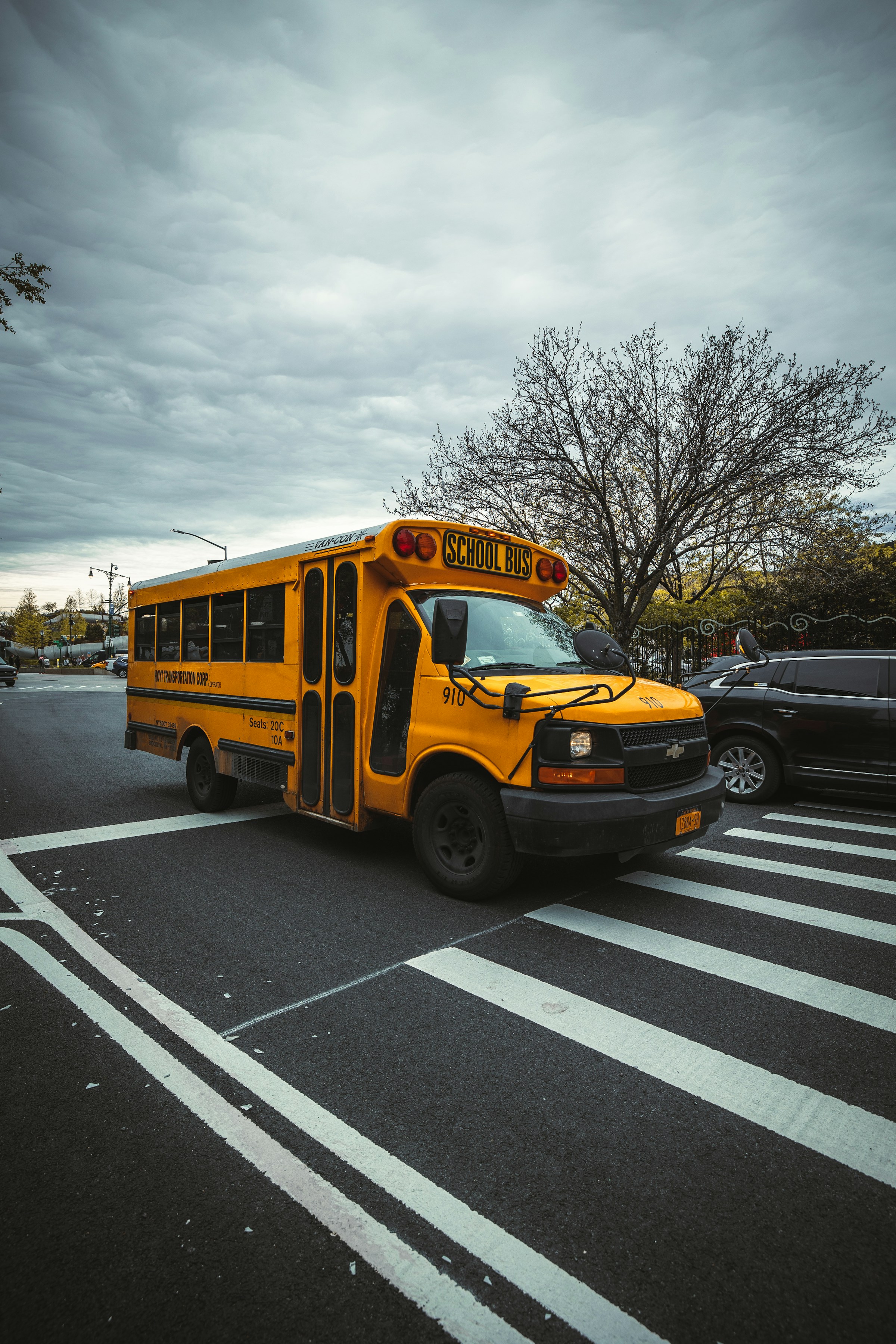 Un bus scolaire dans la rue | Source : Unsplash