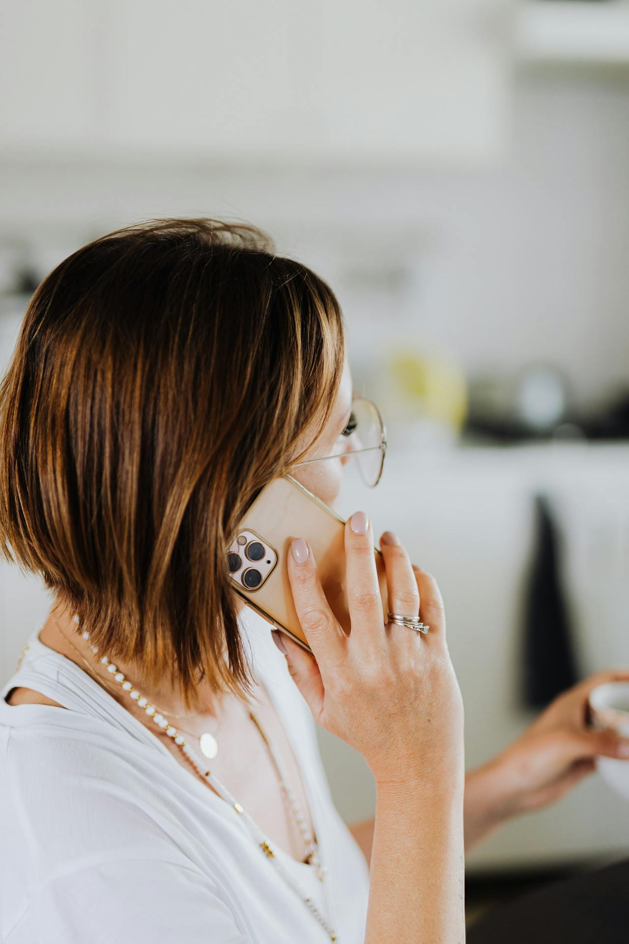 Une femme qui parle au téléphone | Source : Pexels