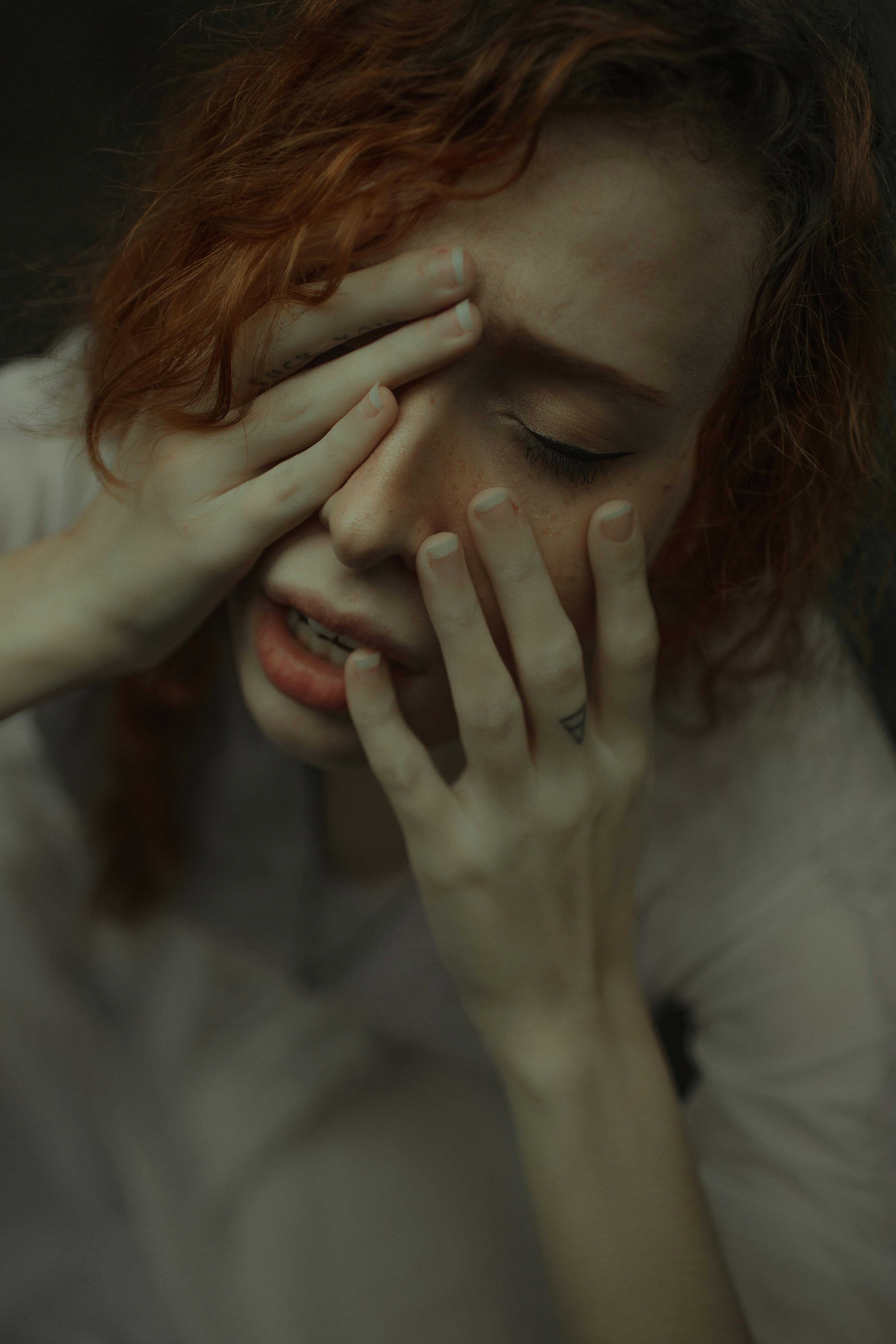 Une femme se tenant le visage | Source : Pexels