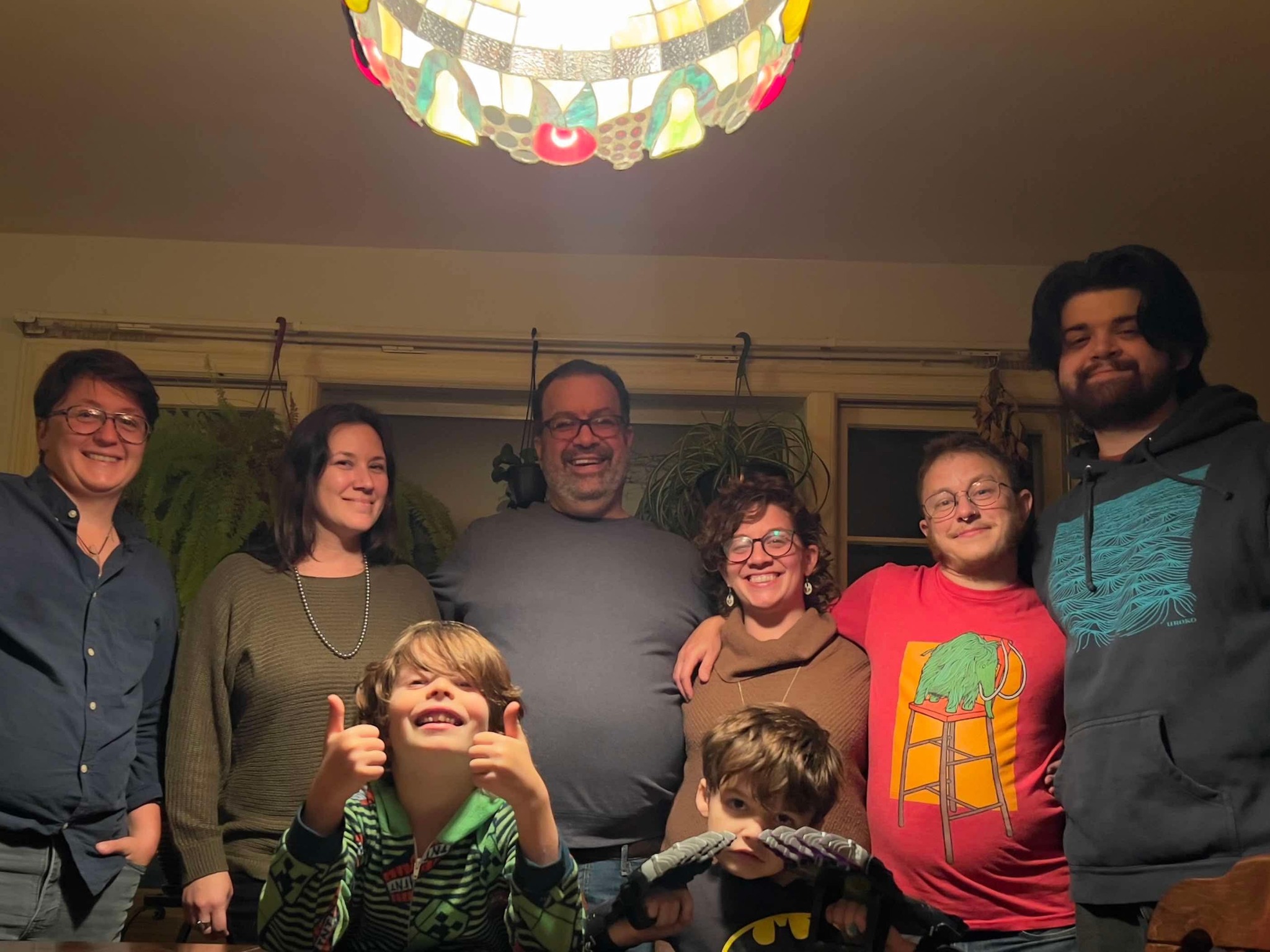 Alison Wisely, Knox Petrucci, Felix, Lucas et d'autres membres de la famille pendant Thanksgiving, d'après un post daté du 2 octobre 2024 | Source : Facebook/brianapy