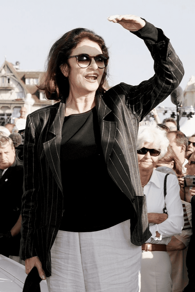 DEAUVILLE, FRANCE - 05 SEPTEMBRE : L'actrice Anouk Aimée salue ses fans au 32ème Festival du film américain de Deauville alors que la ville de Deauville rend hommage à Lelouch le 5 septembre 2006 à Deauville, France. | Photo : Getty Images