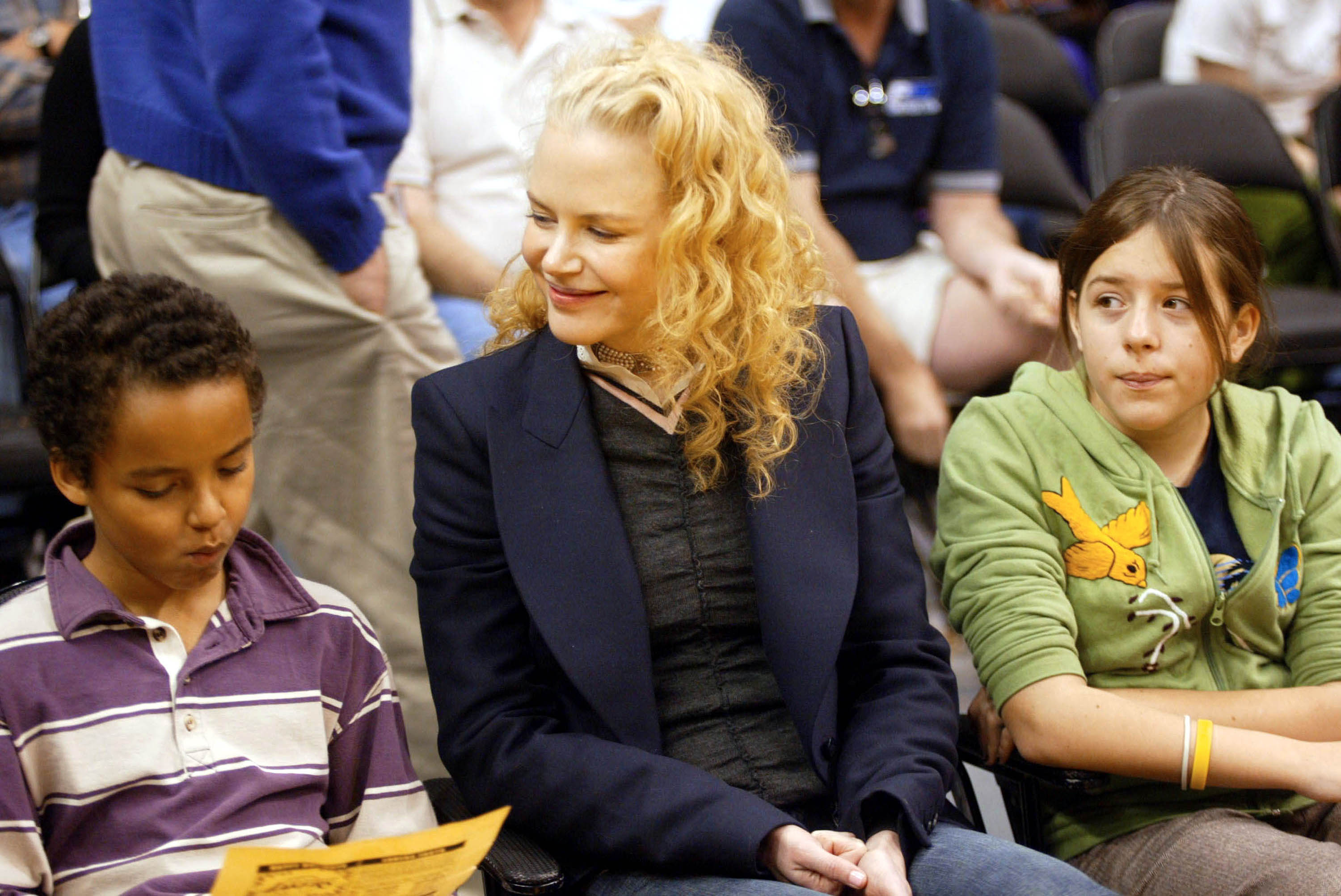 Nicole Kidman avec Connor et Isabella Cruise lors d'un match entre les Los Angeles Lakers et le Miami Heat au Staples Center le 25 décembre 2004 à Los Angeles, Californie | Source : Getty Images