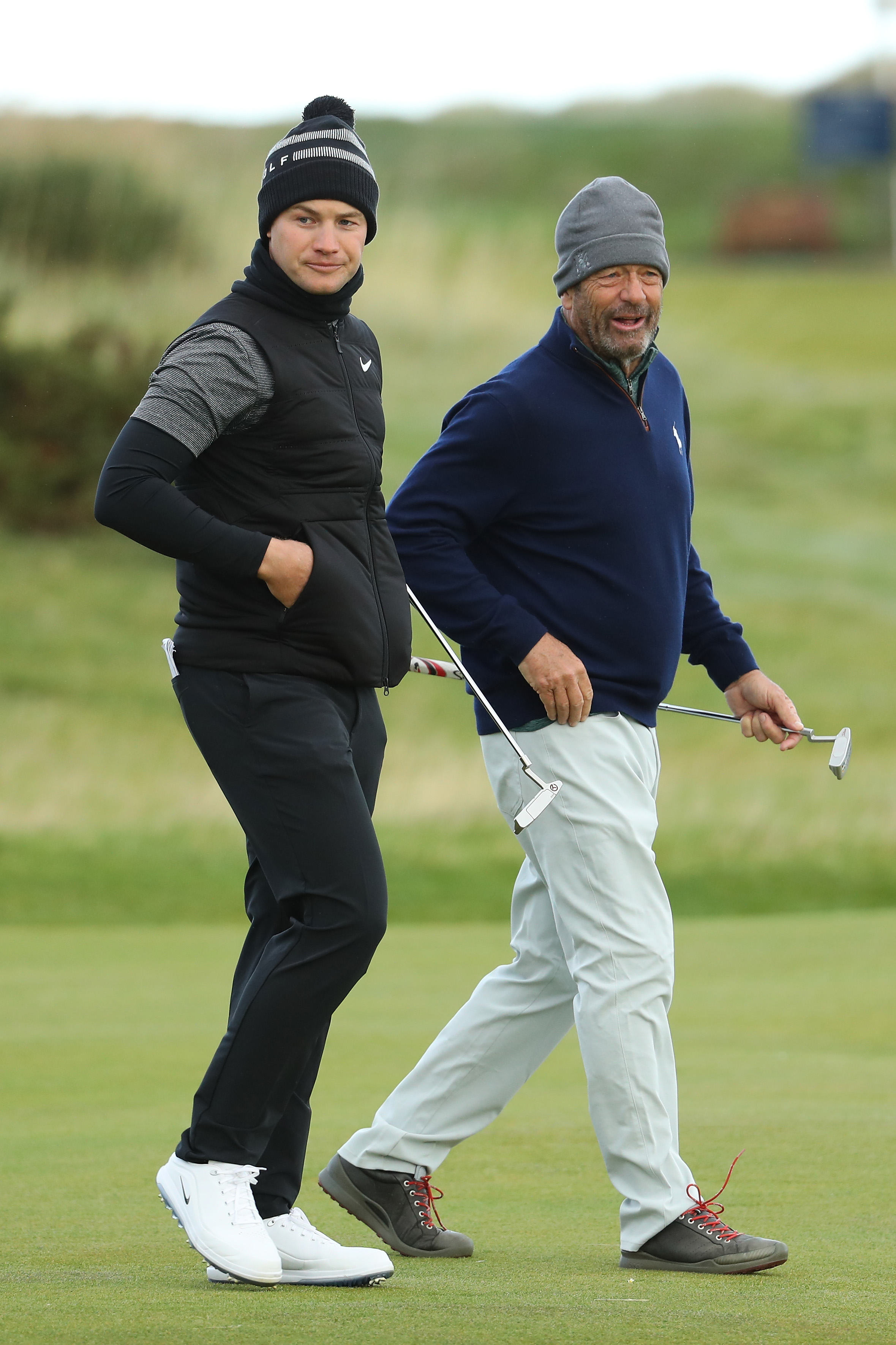 L'icône du rock et Oliver Fisher lors du championnat 2018 Alfred Dunhill Links Championship, le 4 octobre à St Andrews, en Écosse. | Source : Getty Images