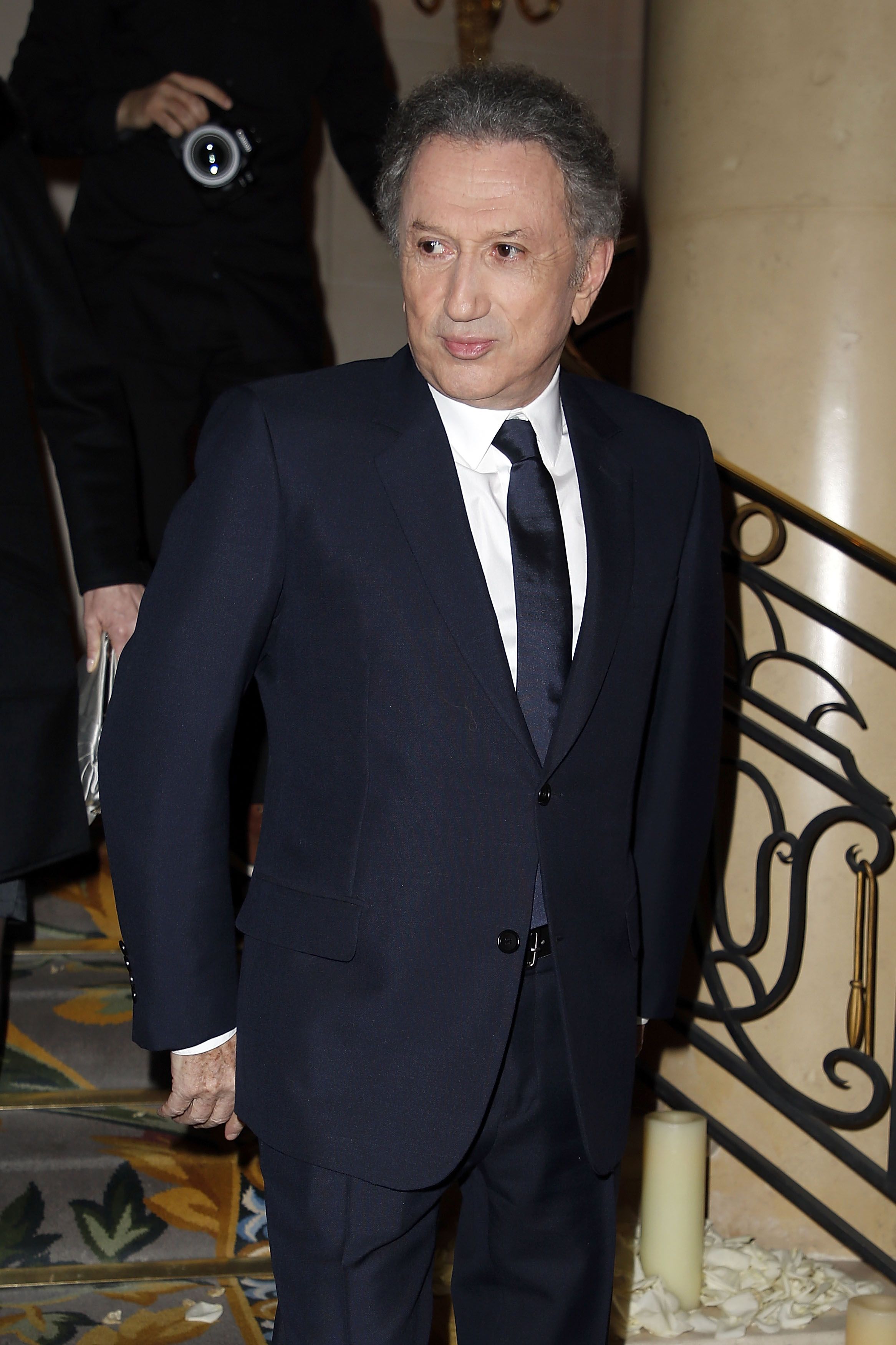 Michel Drucker assiste au Gala de bienfaisance de " La Recherche en Physiologie " au Four Seasons Hotel George V à Paris, France. | Photo : Getty Images