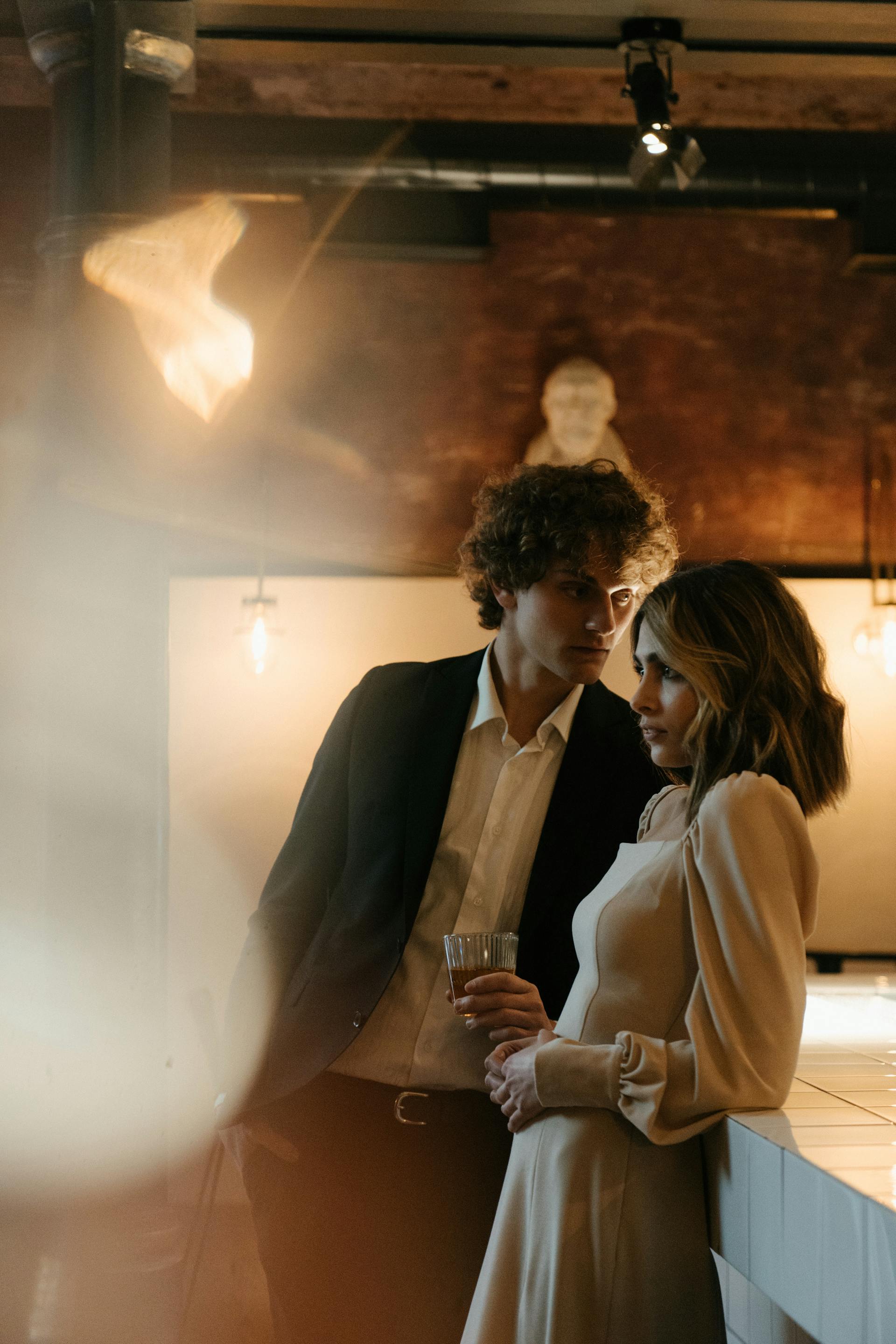 Un homme et une femme dans un pub | Source : Pexels