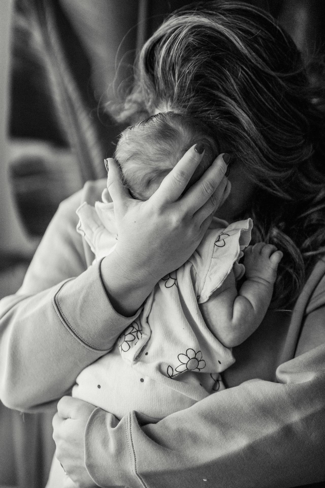 Une femme serrant son bébé dans ses bras | Source : Pexels