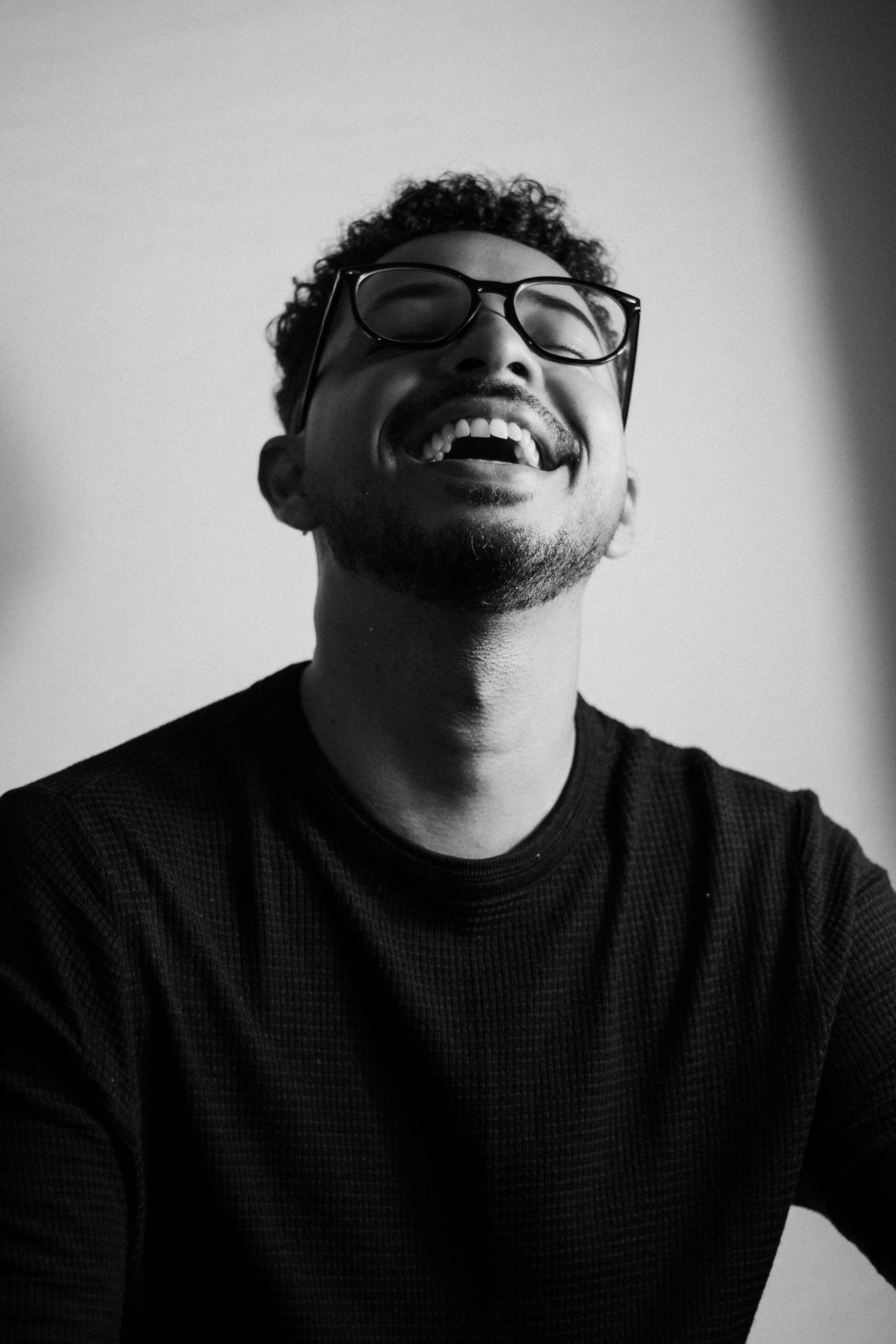 Un homme qui rit | Source : Pexels