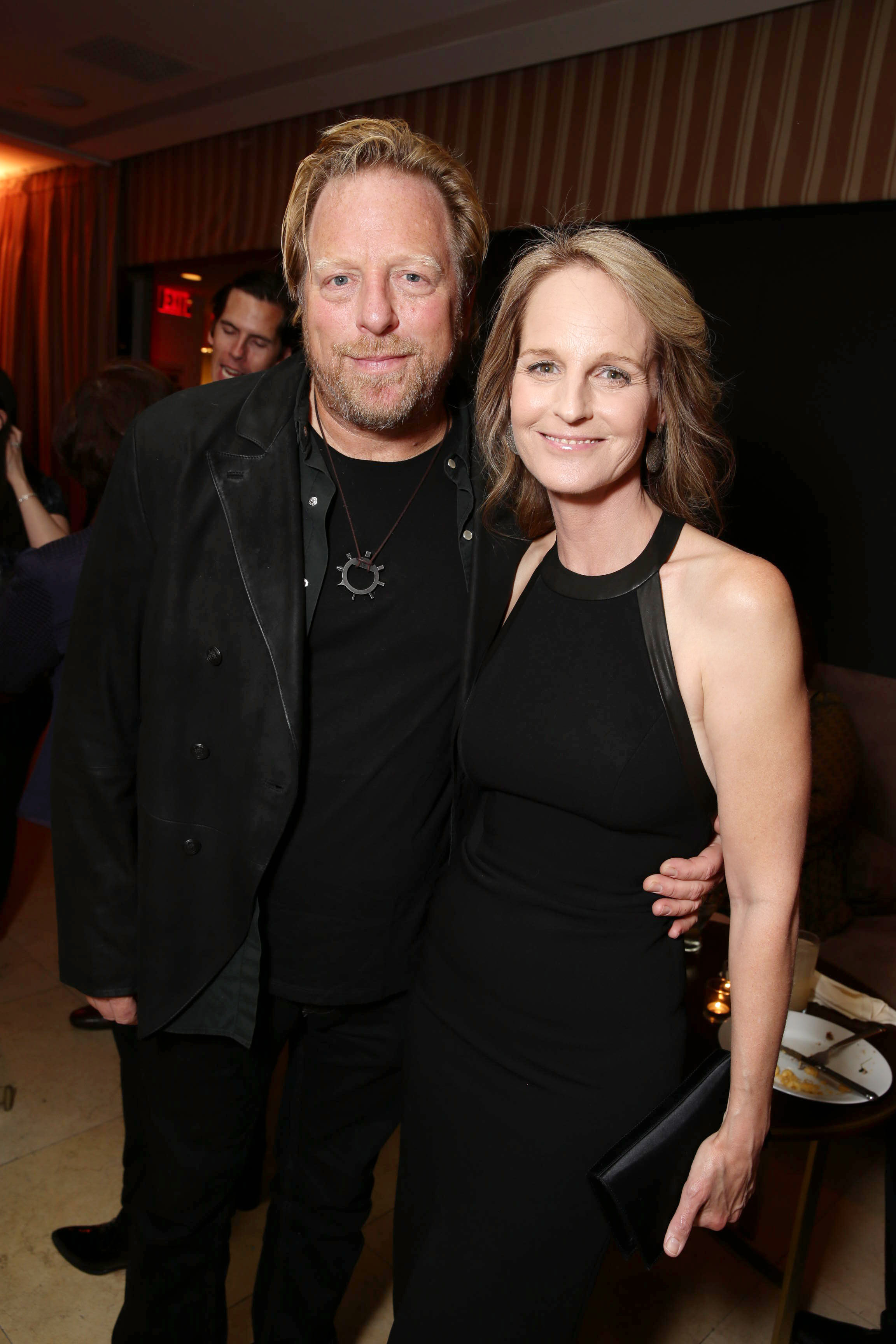 Matthew Carnahan et Helen Hunt vus à la veille des Emmy 2015 de Showtime à Los Angeles, en Californie, le 19 septembre 2015. | Source : Getty Images