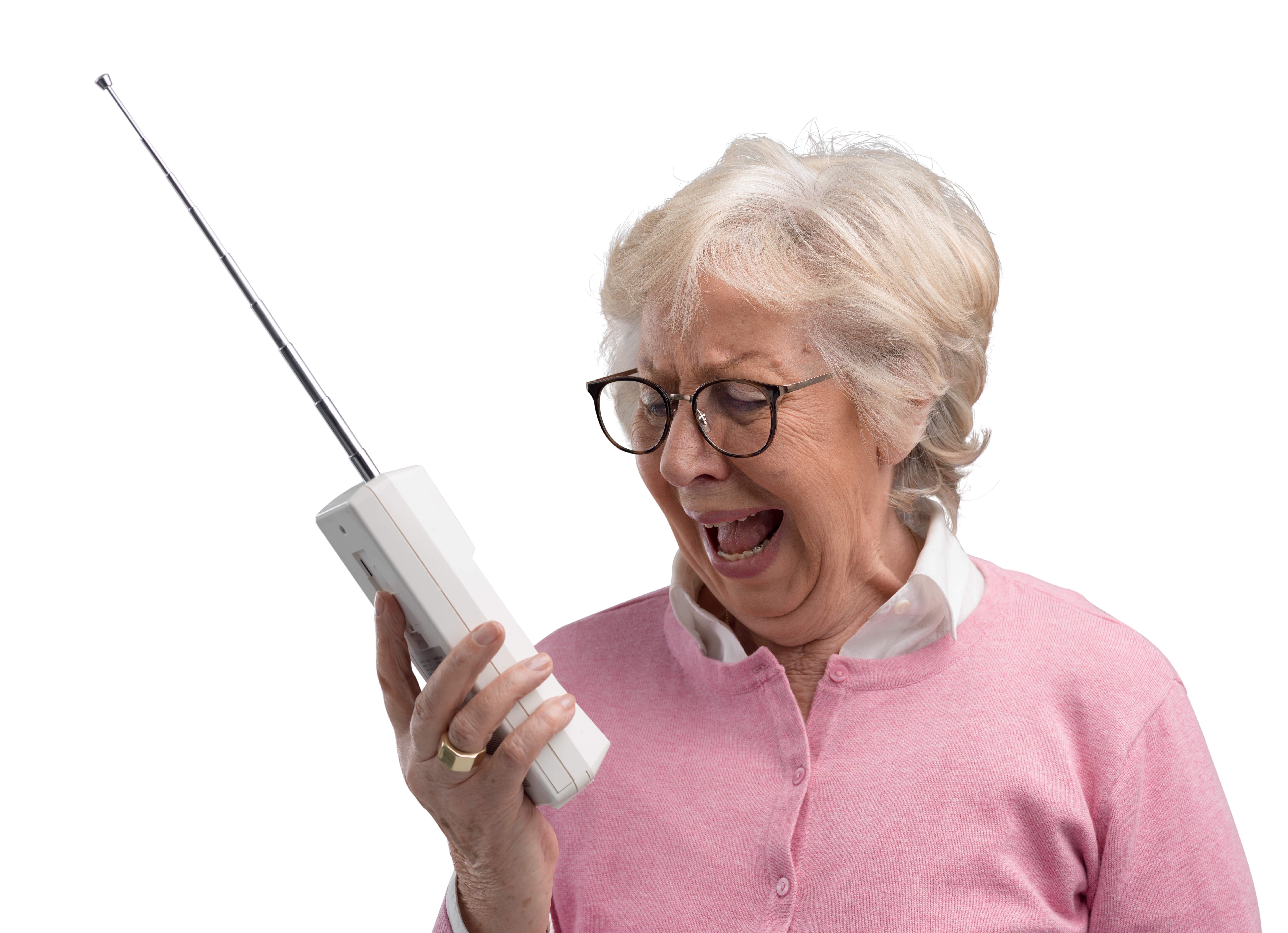 Une femme âgée frustrée utilisant un vieux téléphone sans fil | Source : Shutterstock