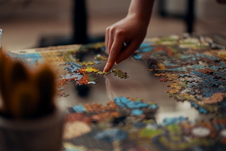 Image montrant quelqu'un qui joue au puzzle. | Photo : Unsplash