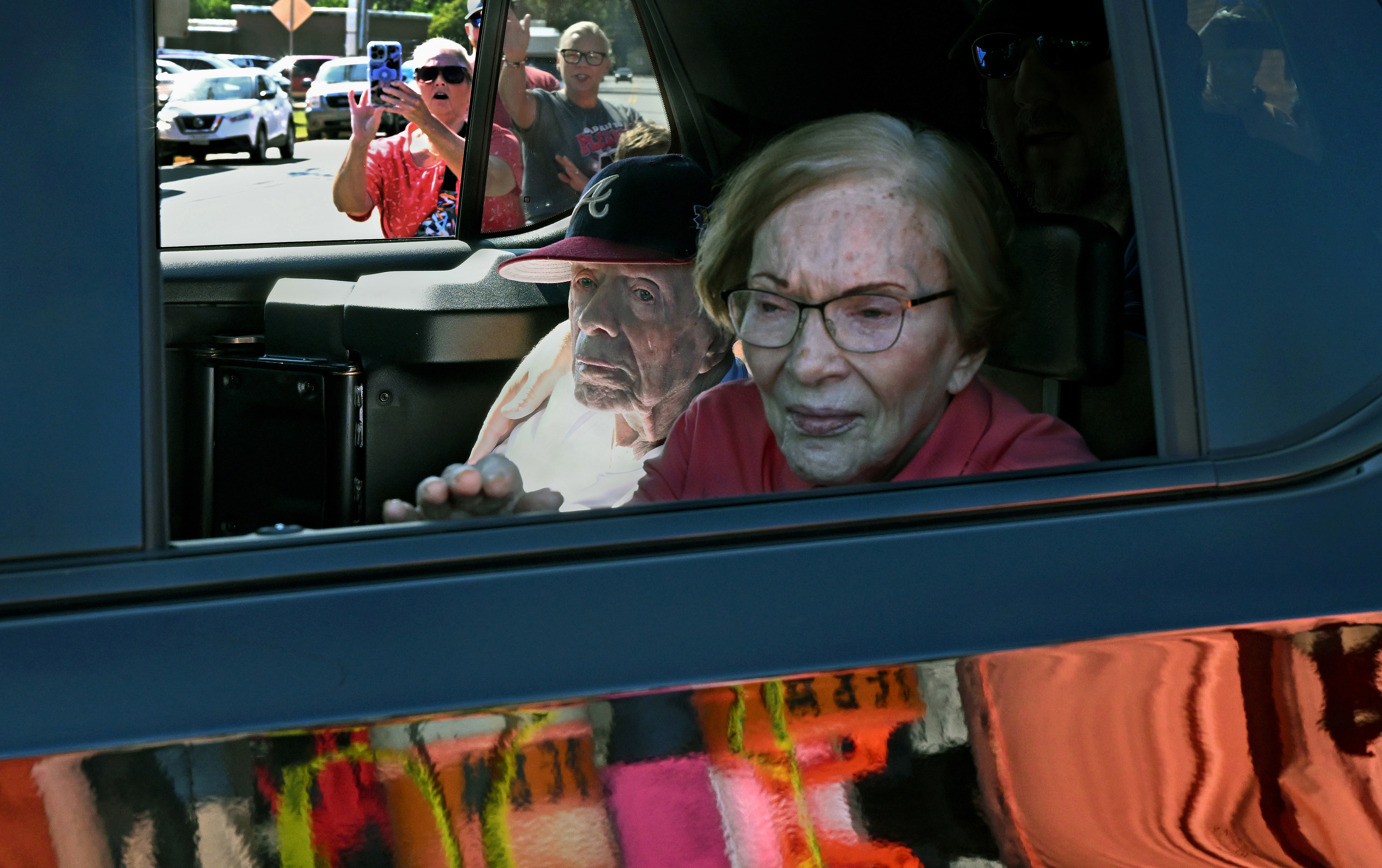 L'ancien président américain Jimmy Carter et l'ancienne première dame américaine Rosalynn Carter lors de la parade du festival des cacahuètes à Plains, en Géorgie, le 23 septembre 2023 | Source : Getty Images