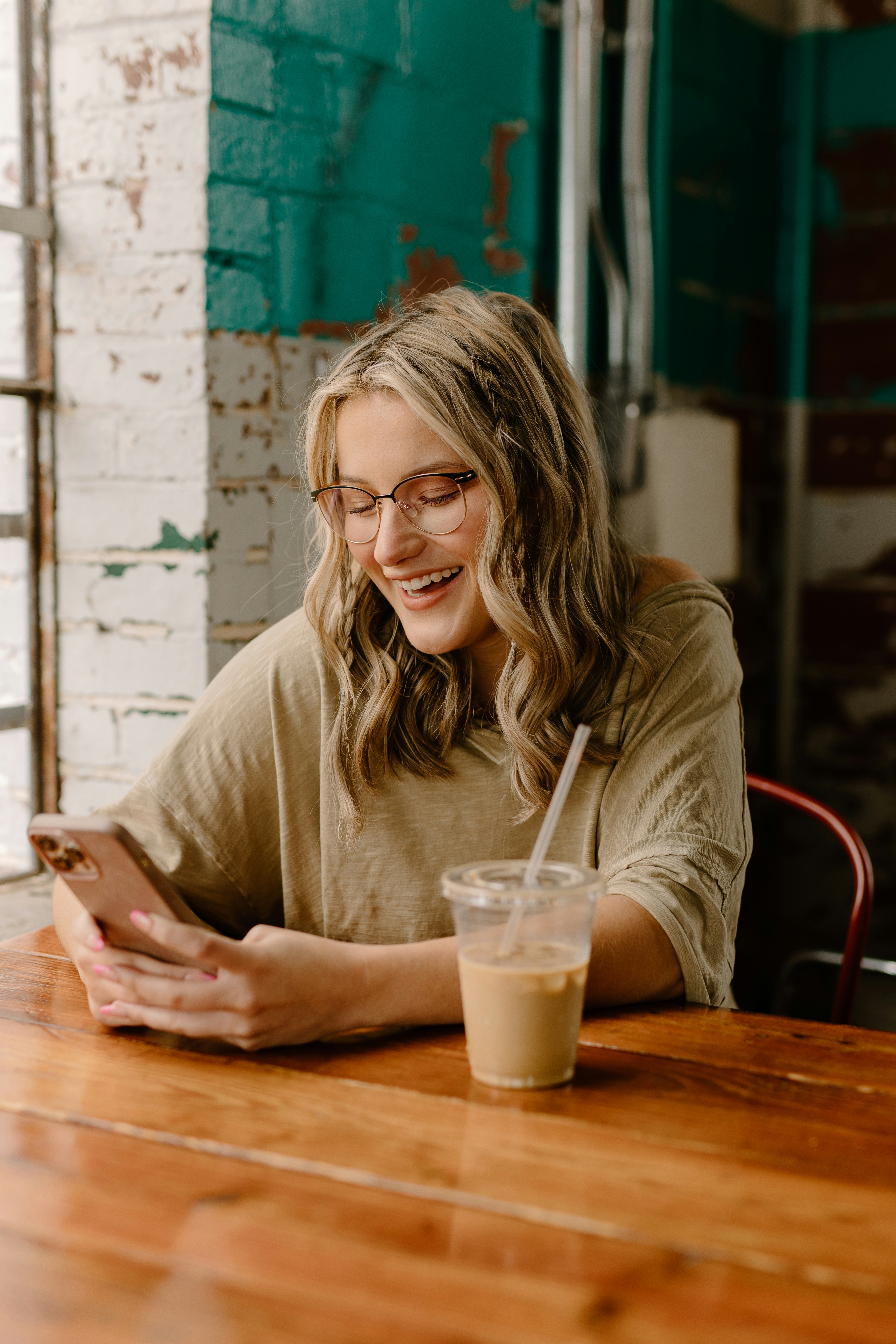 Une femme qui rit | Source : Unsplash