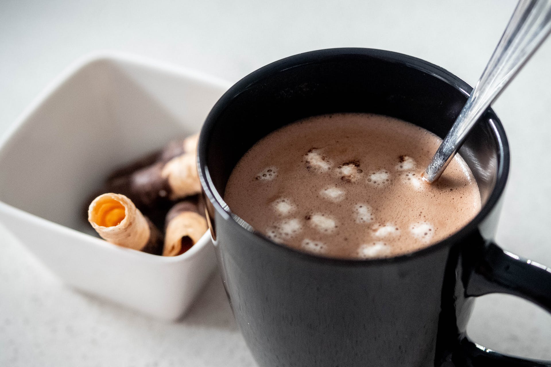 Chocolat chaud dans une tasse noire | Source : Pexels