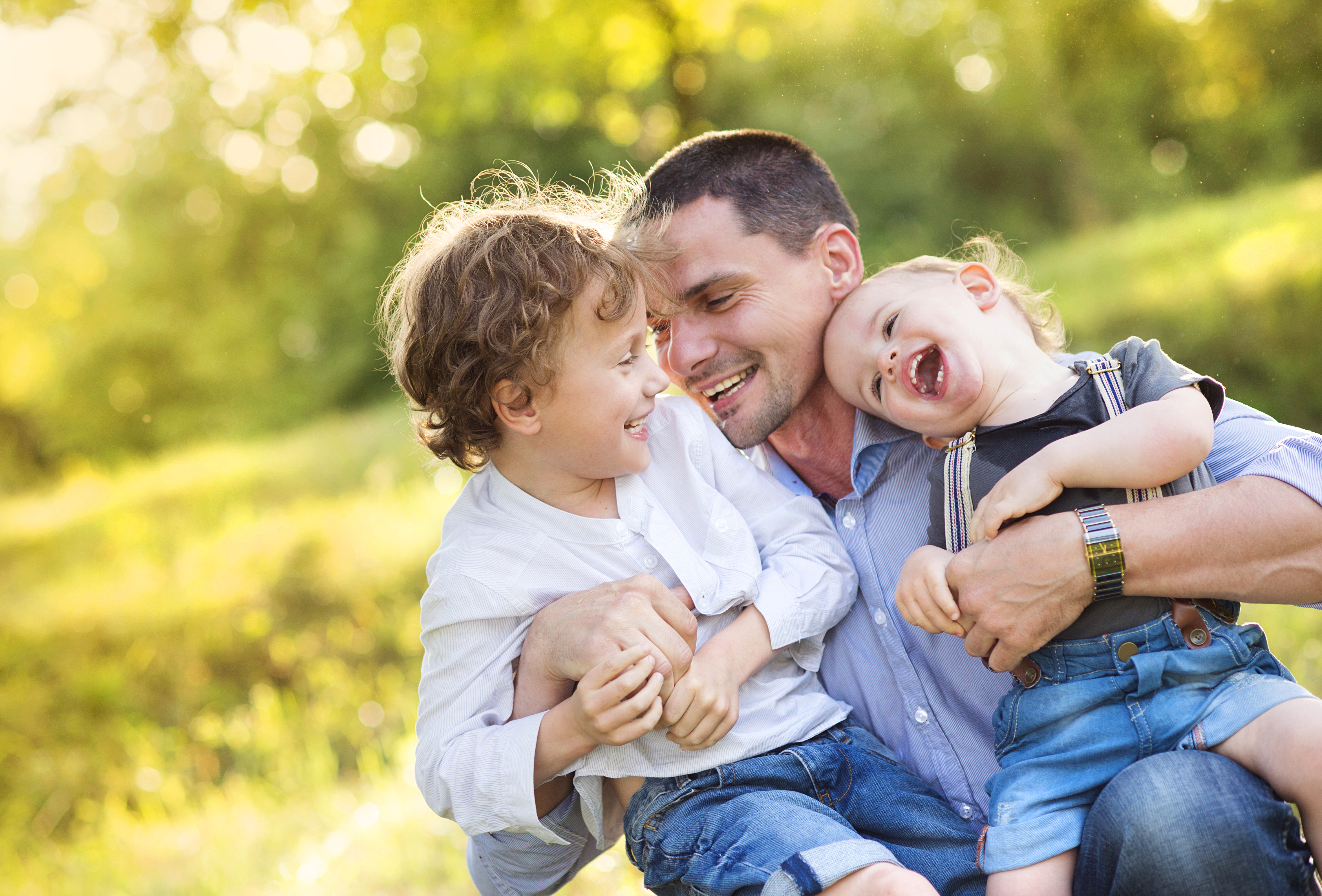 Niños pequeños y su padre | Fuente: Shutterstock