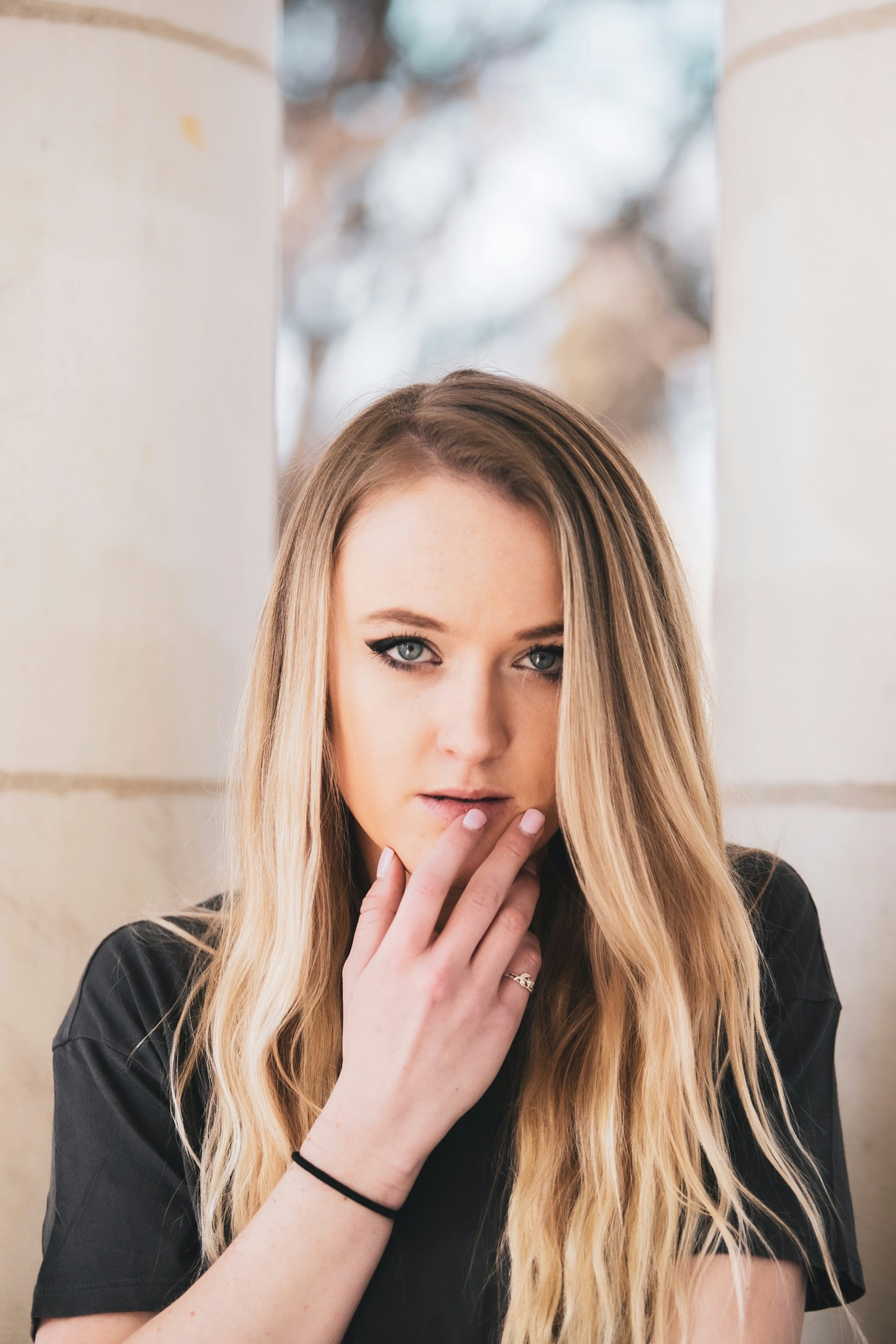Une femme qui regarde quelqu'un d'un air accusateur | Source : Unsplash