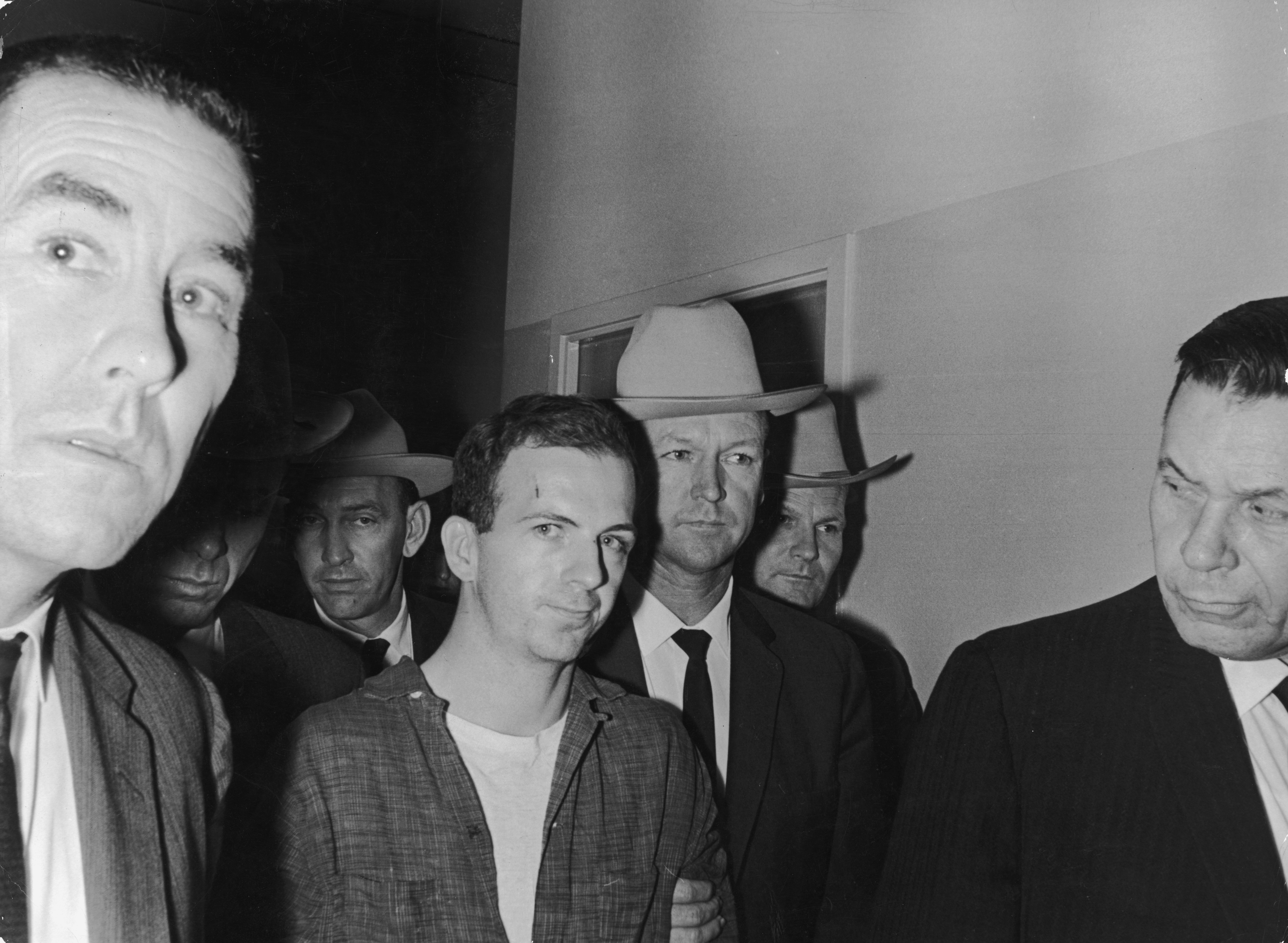 Lee Harvey Oswald est placé en garde à vue par la police après avoir prétendument tiré sur l'ancien président John F. Kennedy, le 22 novembre 1963, à Dallas, au Texas. | Source : Getty Images