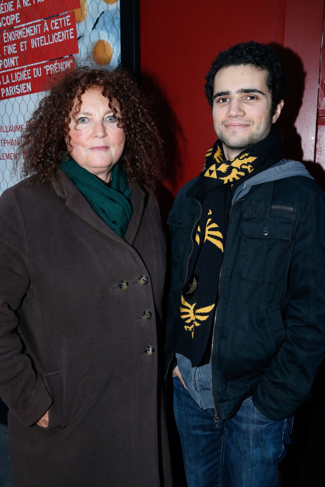 L'actrice Valérie Mairesse et son fils Elliot assistent à la pièce de théâtre "Ivo Livi ou le destin d'Yves Montand" au Théâtre de la Gaite Montparnasse le 11 octobre 2016 à Paris, France. | Photo : Getty Images