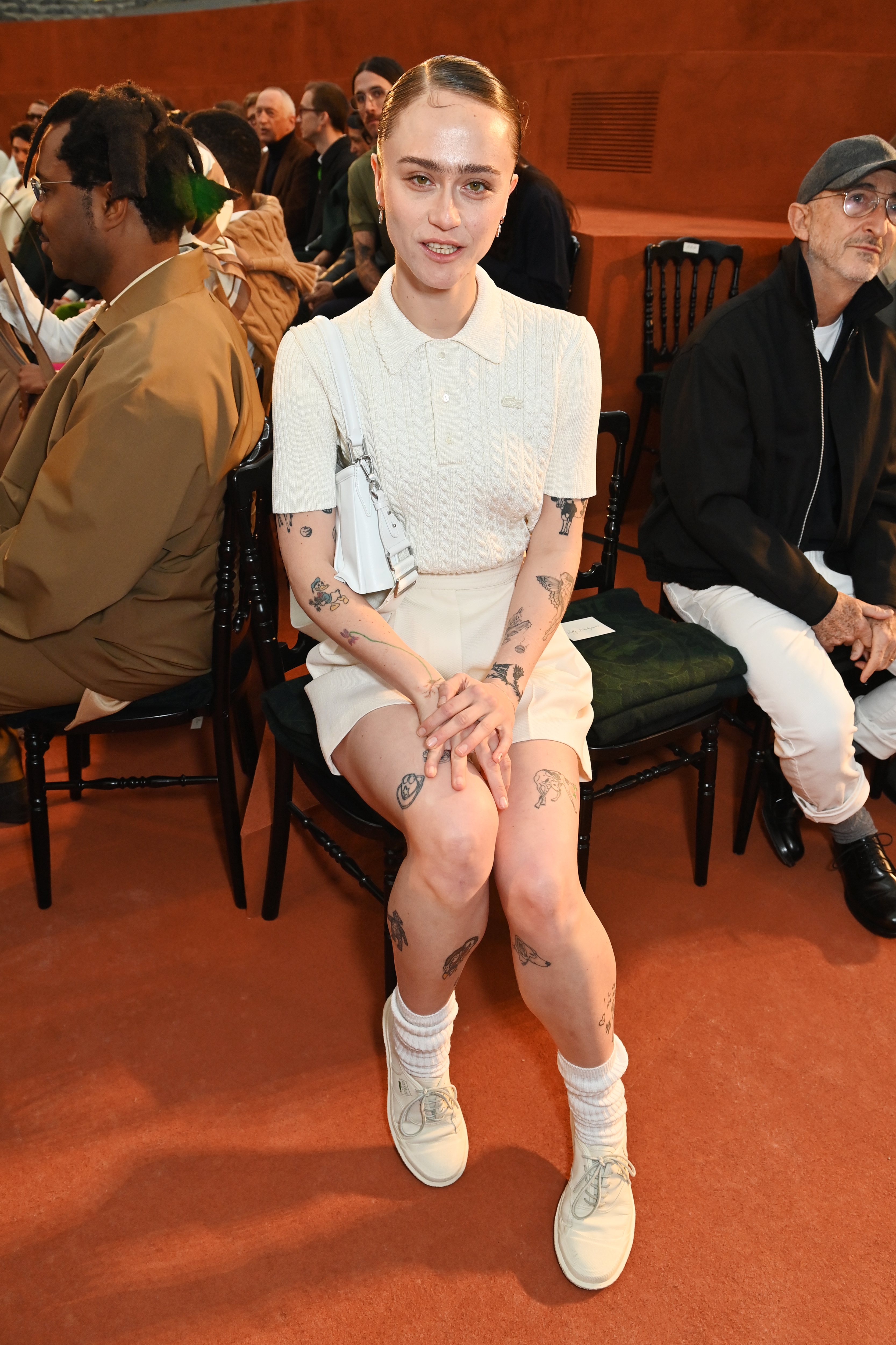 Ella Emhoff assise au défilé de mode Lacoste. | Source : Getty Images