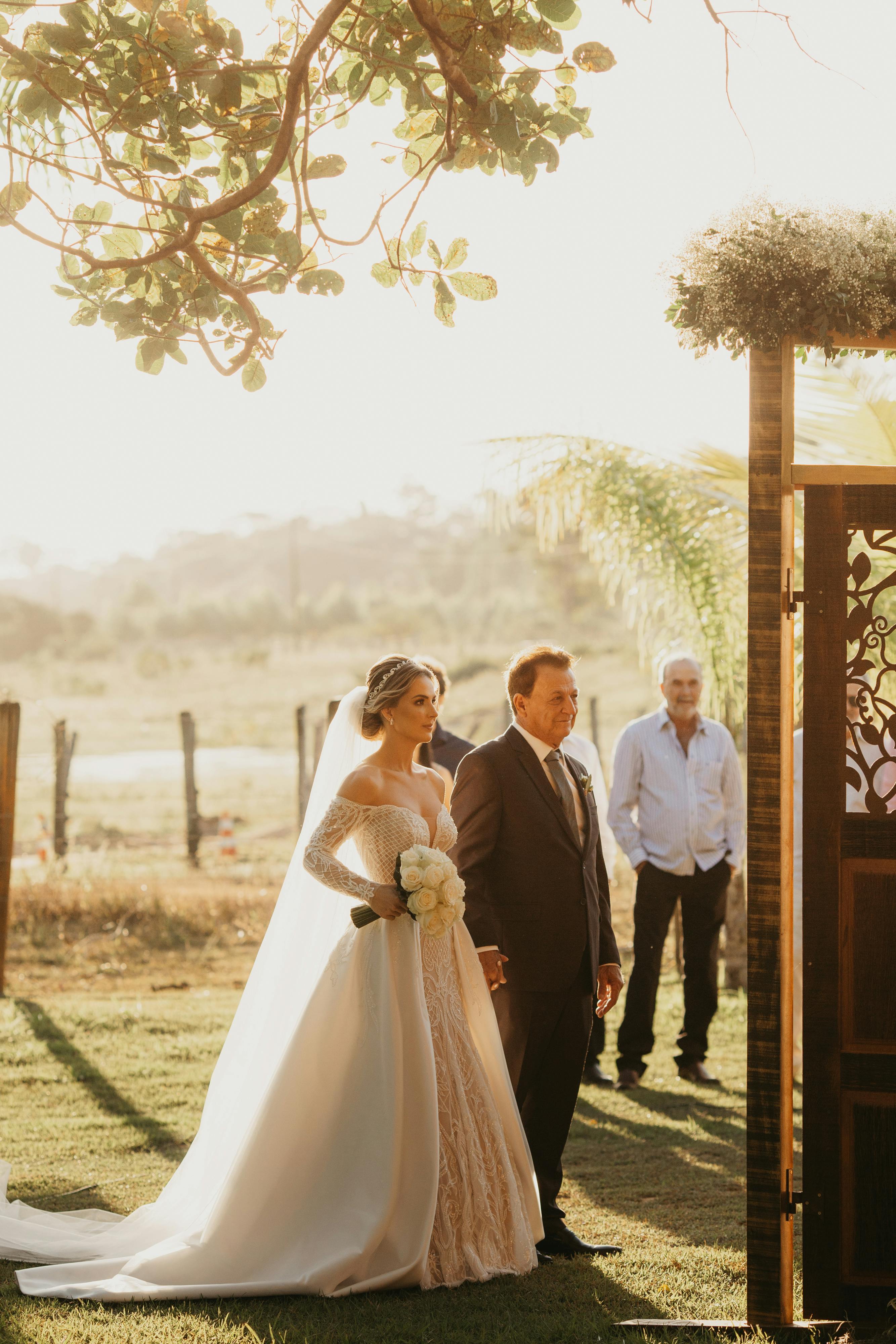 Une mariée et son père marchant dans l'allée | Source : Pexels