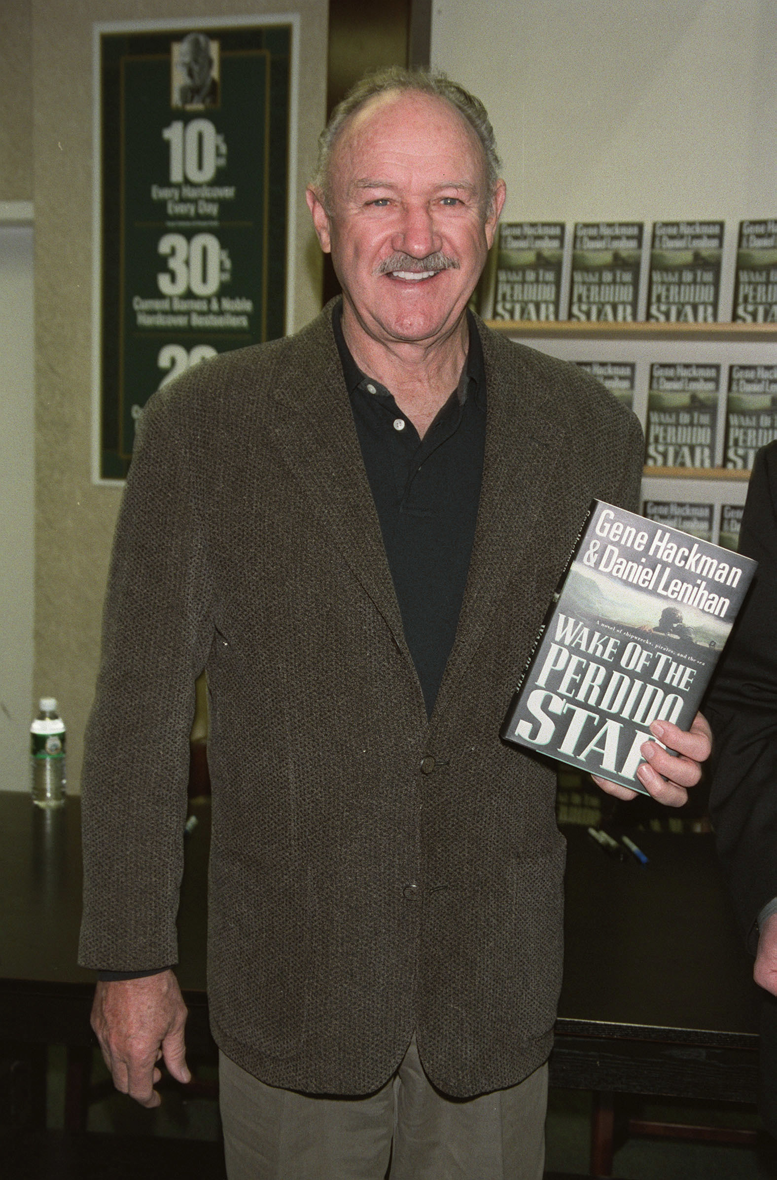 Gene Hackman présente son livre "Wake of the Perdido" chez Barnes & Noble à New York, le 4 novembre 1999 | Source : Getty Images