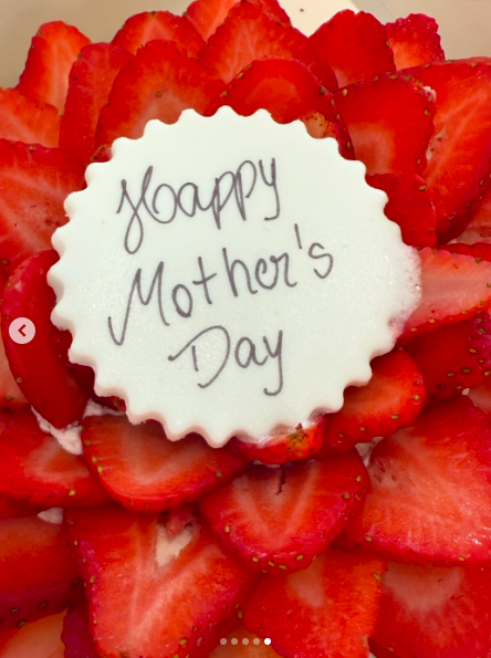 Une photo d'une friandise à la fraise dans le cadre de l'hommage de Gisele Bündchen à la fête des mères, postée le 11 mai 2025. | Source : Instagram/gisele