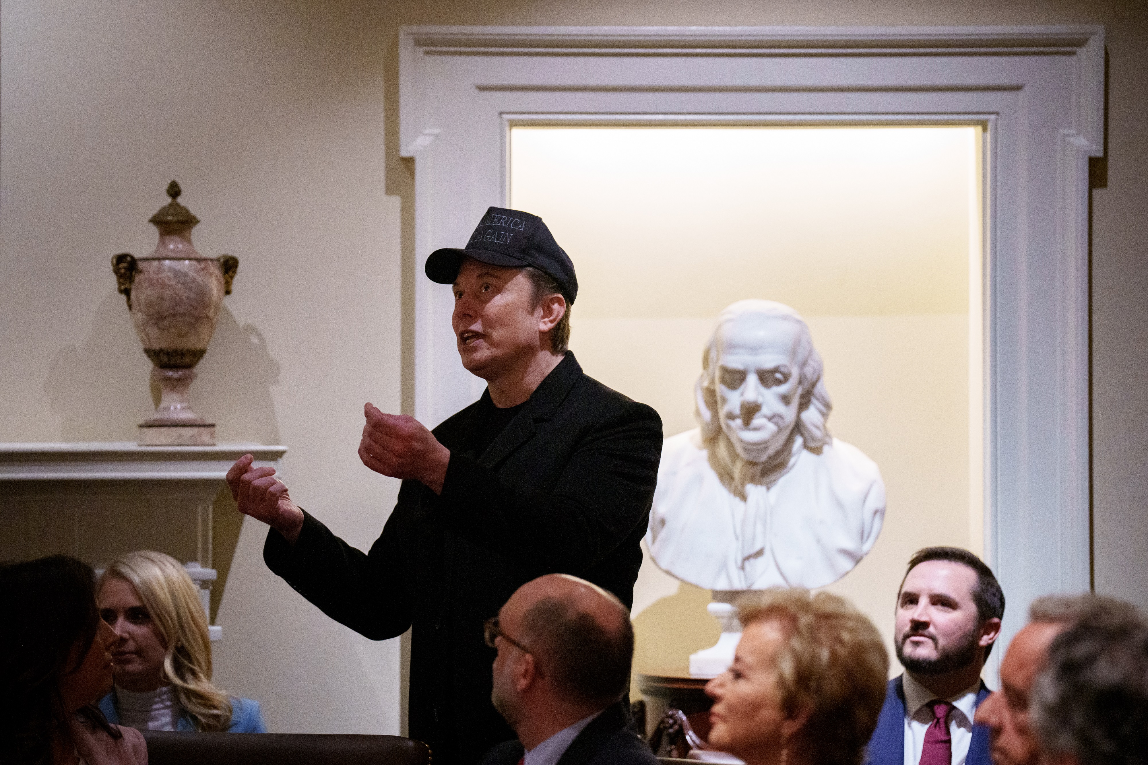 Elon Musk, chef du département de l'efficacité gouvernementale, et le chef de cabinet adjoint Taylor Budowich lors d'une réunion du cabinet à la Maison Blanche à Washington, DC, le 26 février 2025 | Source : Getty Images