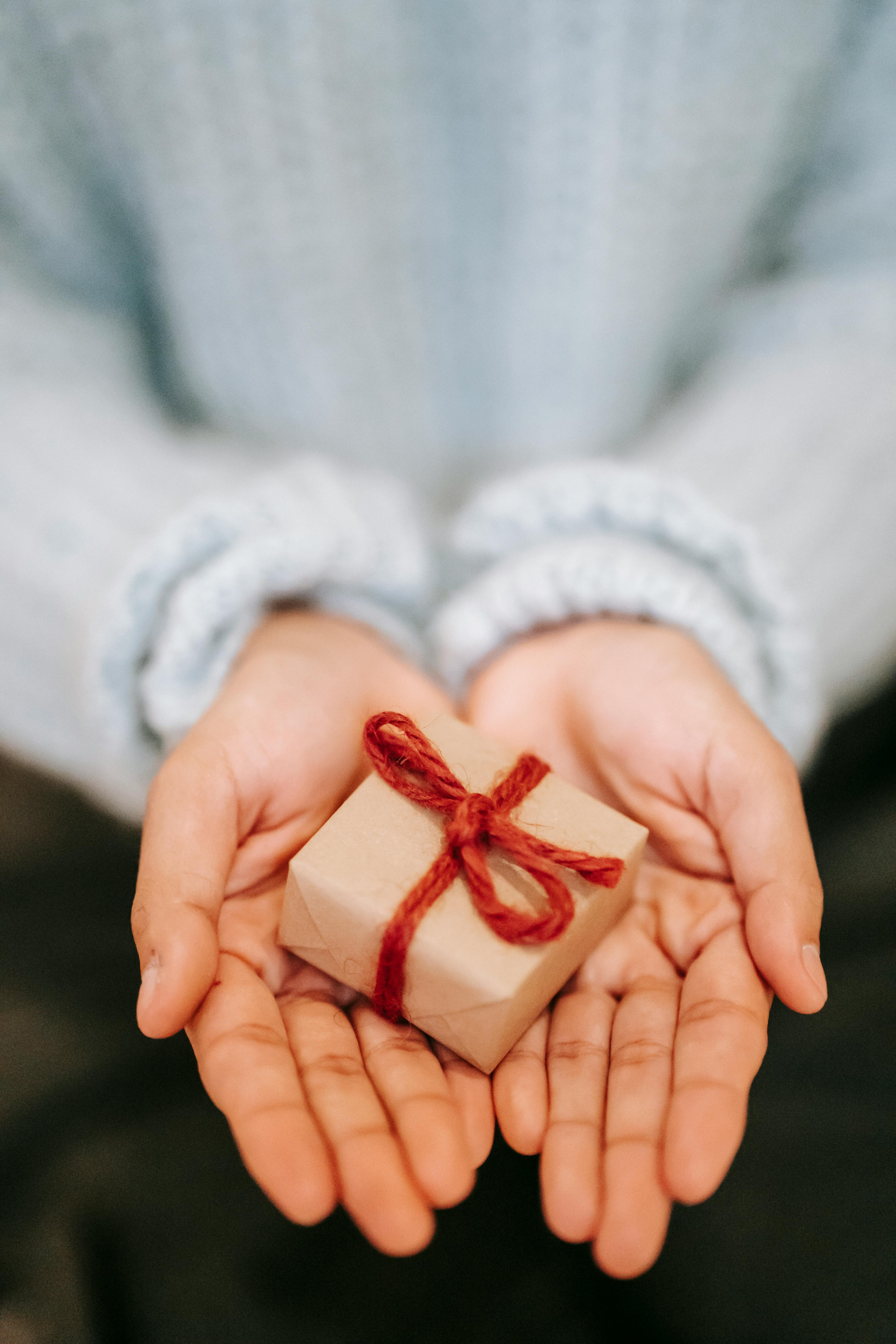 Une femme tenant une petite boîte emballée | Source : Pexels