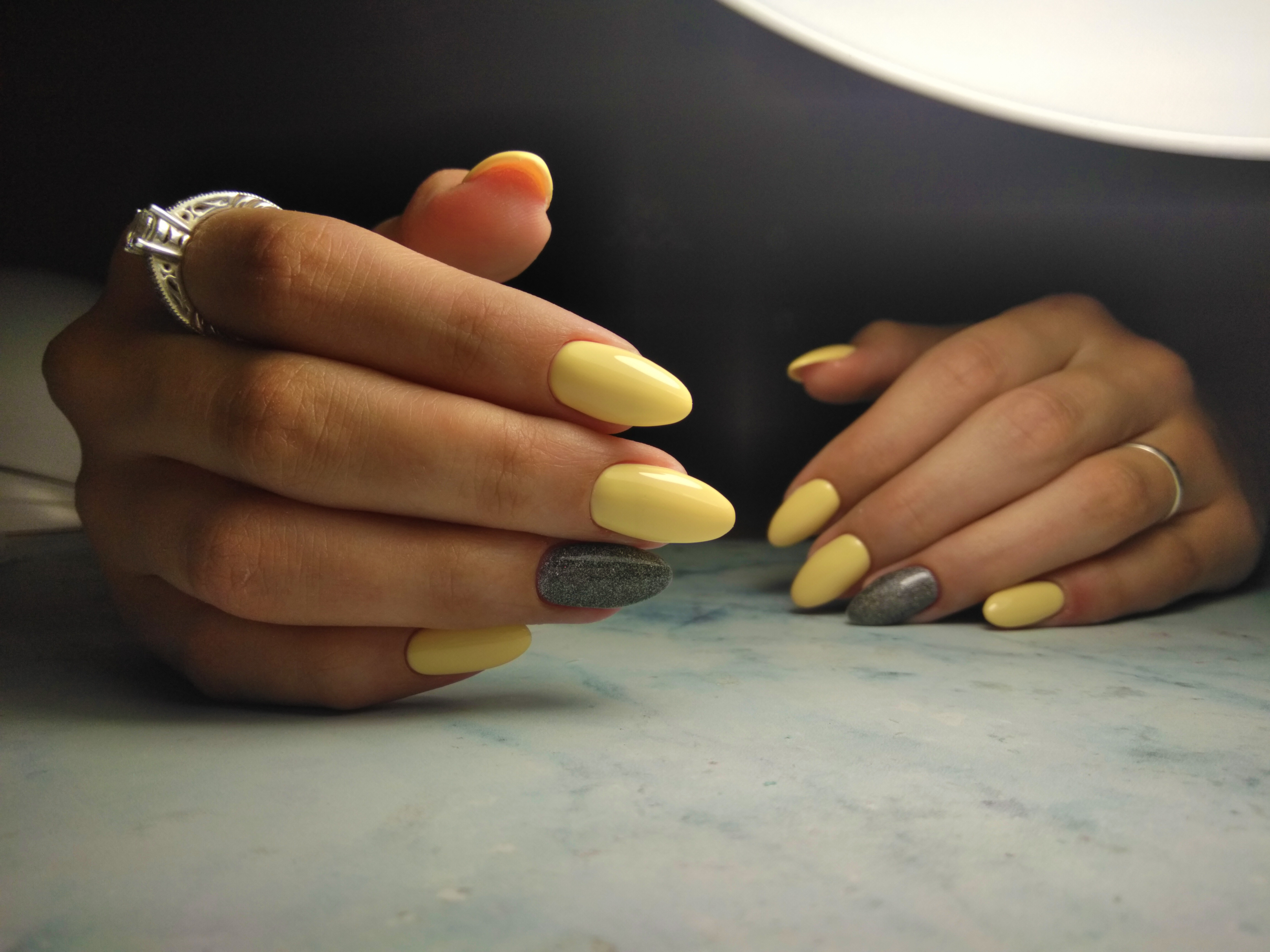 Ongles accentué jaune et gris. | Source : Getty Images