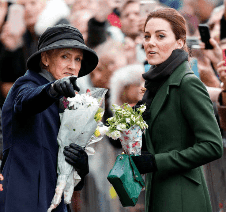 Kate Middleton regarde la foule alors qu'elle parle à sa secrétaire privée, Catherine Quinn, alors qu'elle rencontre un membre du public à la tour de Blackpool sur le tapis de la comédie, le 6 mars 2019 à Blackpool, Angleterre | Source: Max Mumby / Indigo / Getty Images